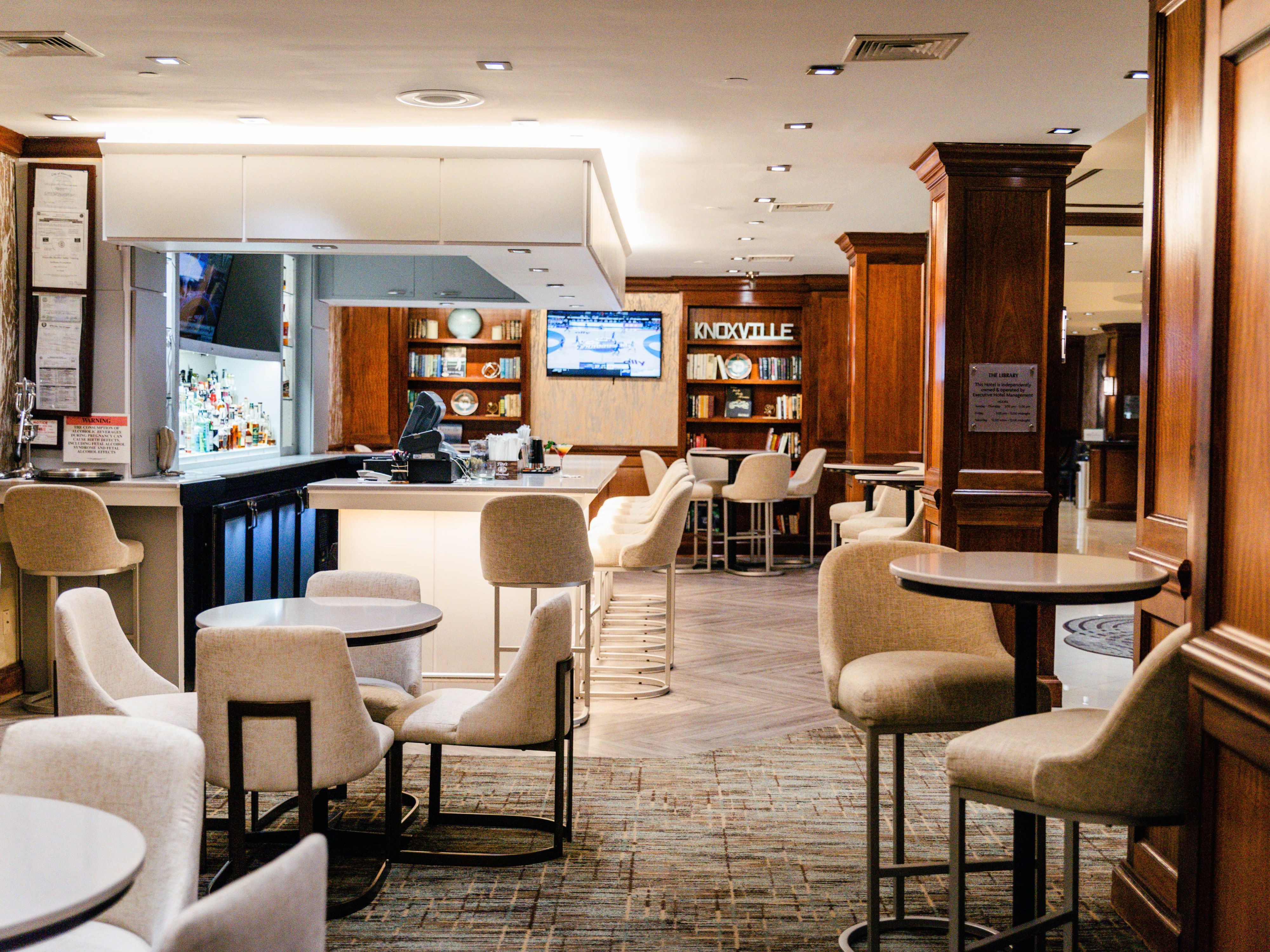 Crowne Plaza Knoxville bar