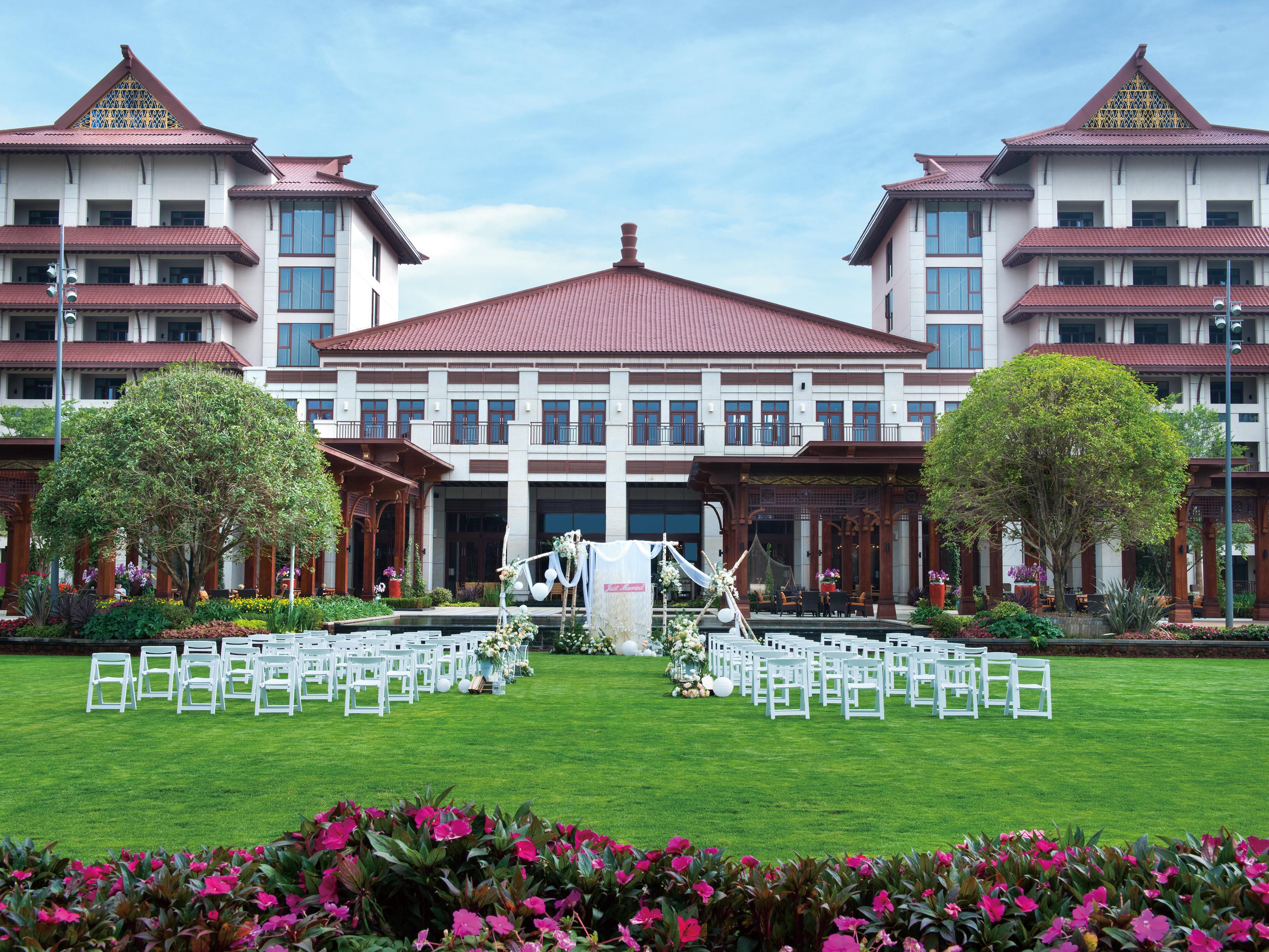 Crowne Plaza Hotel’s back garden has a 3,300-square-meter large outdoor lawn, natural and unique wedding venue, which is held in an elegant and comfortable atmosphere.