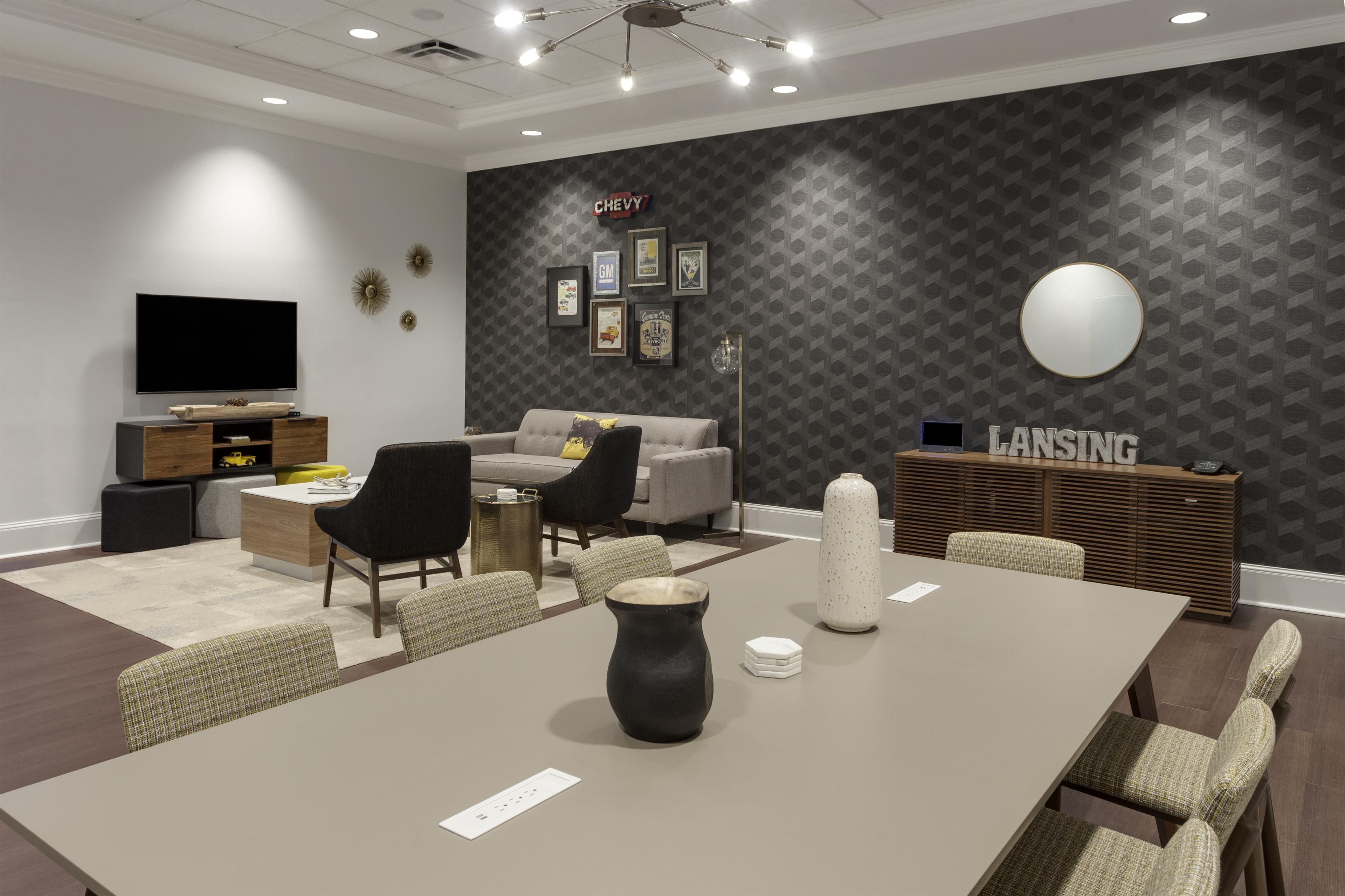 The studio meeting space at Crowne Plaza Lansing