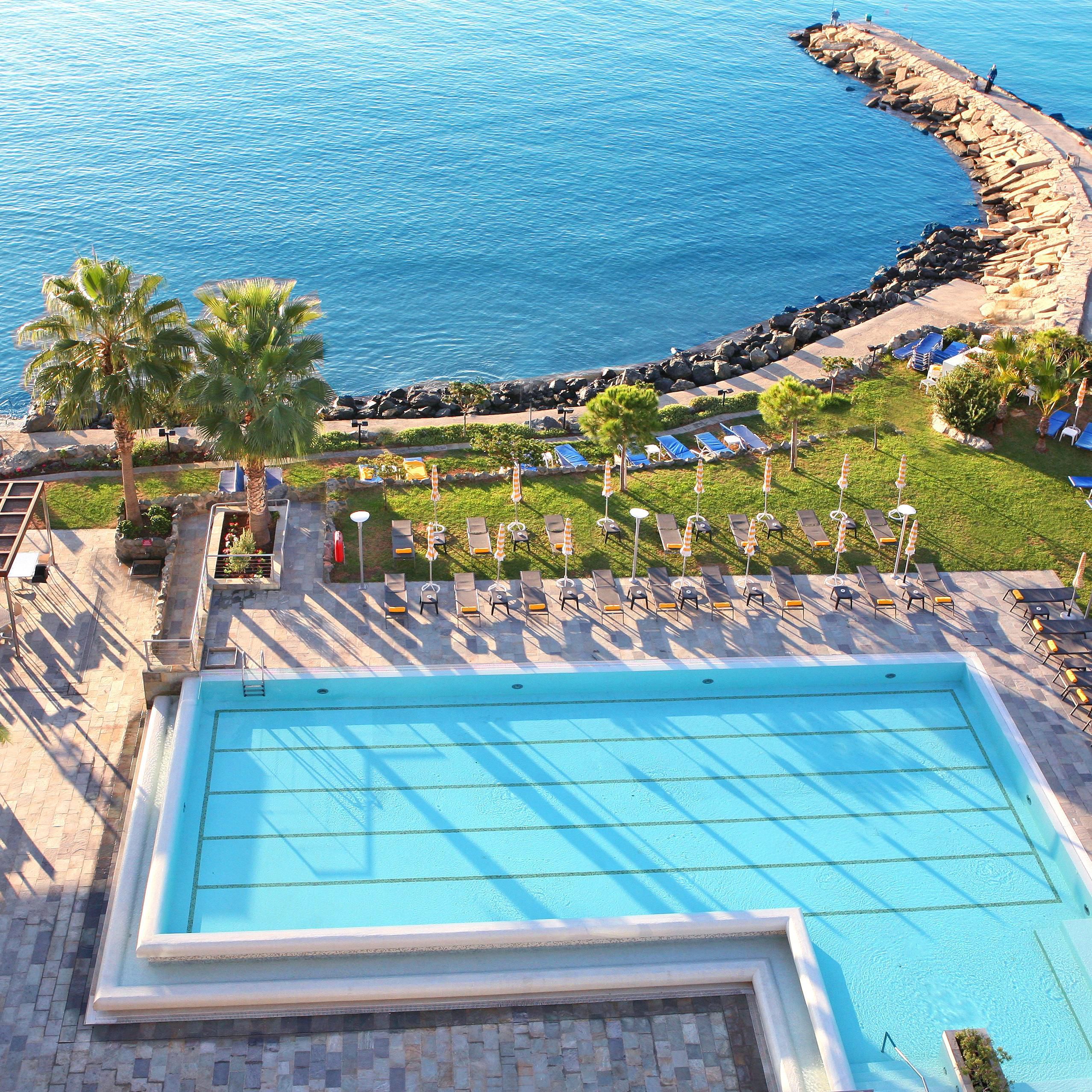 Be swept away by our stunning landscape from all Sea View rooms!