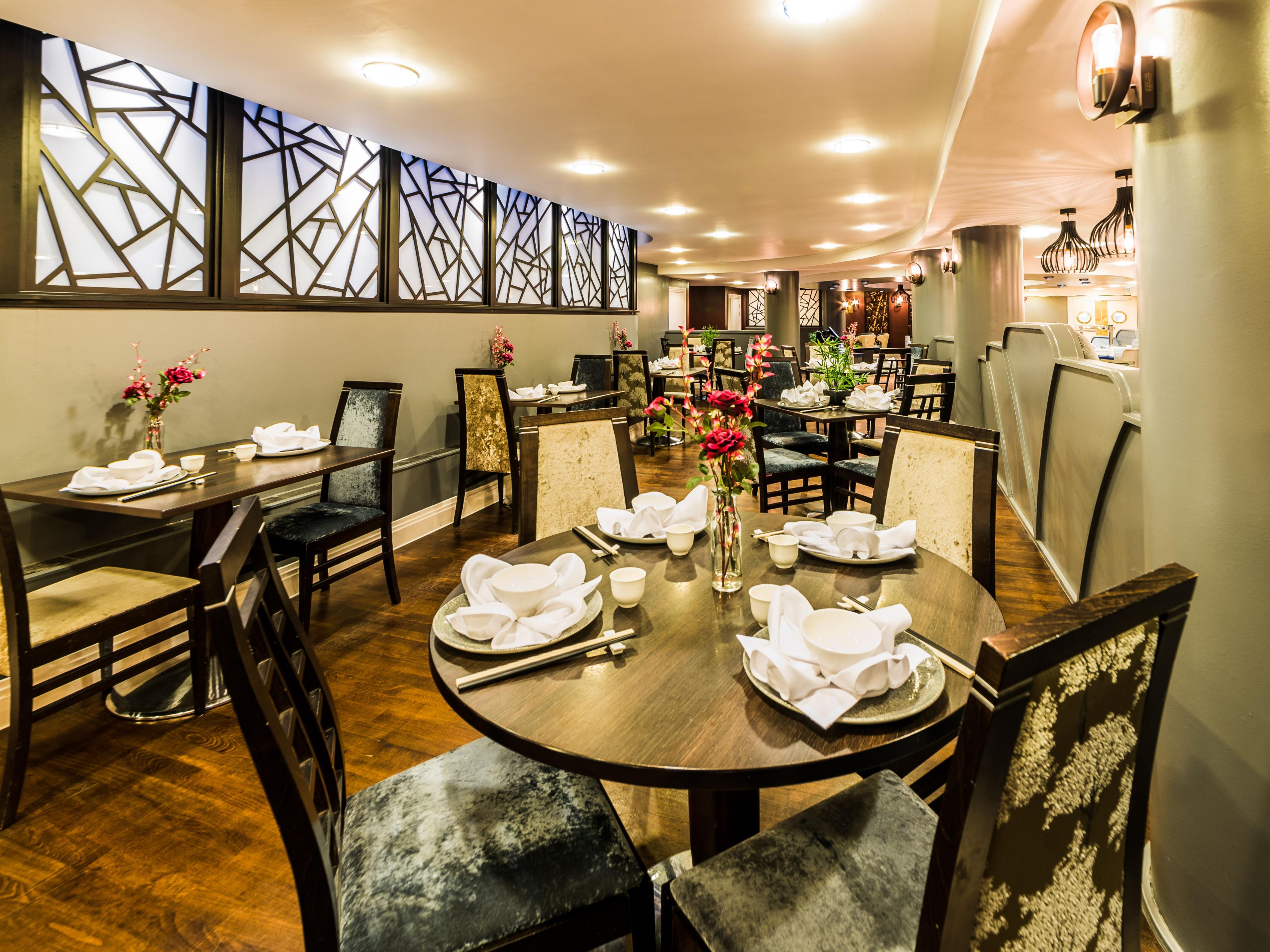 Enjoy dining in our Art Deco Starways Restaurant, serving modern British cuisine in an informal setting. Our drinks menu offers a range of wines, beers, and spirits. We also have ample outdoor seating so you can enjoy a spot of al fresco dining on warmer days.