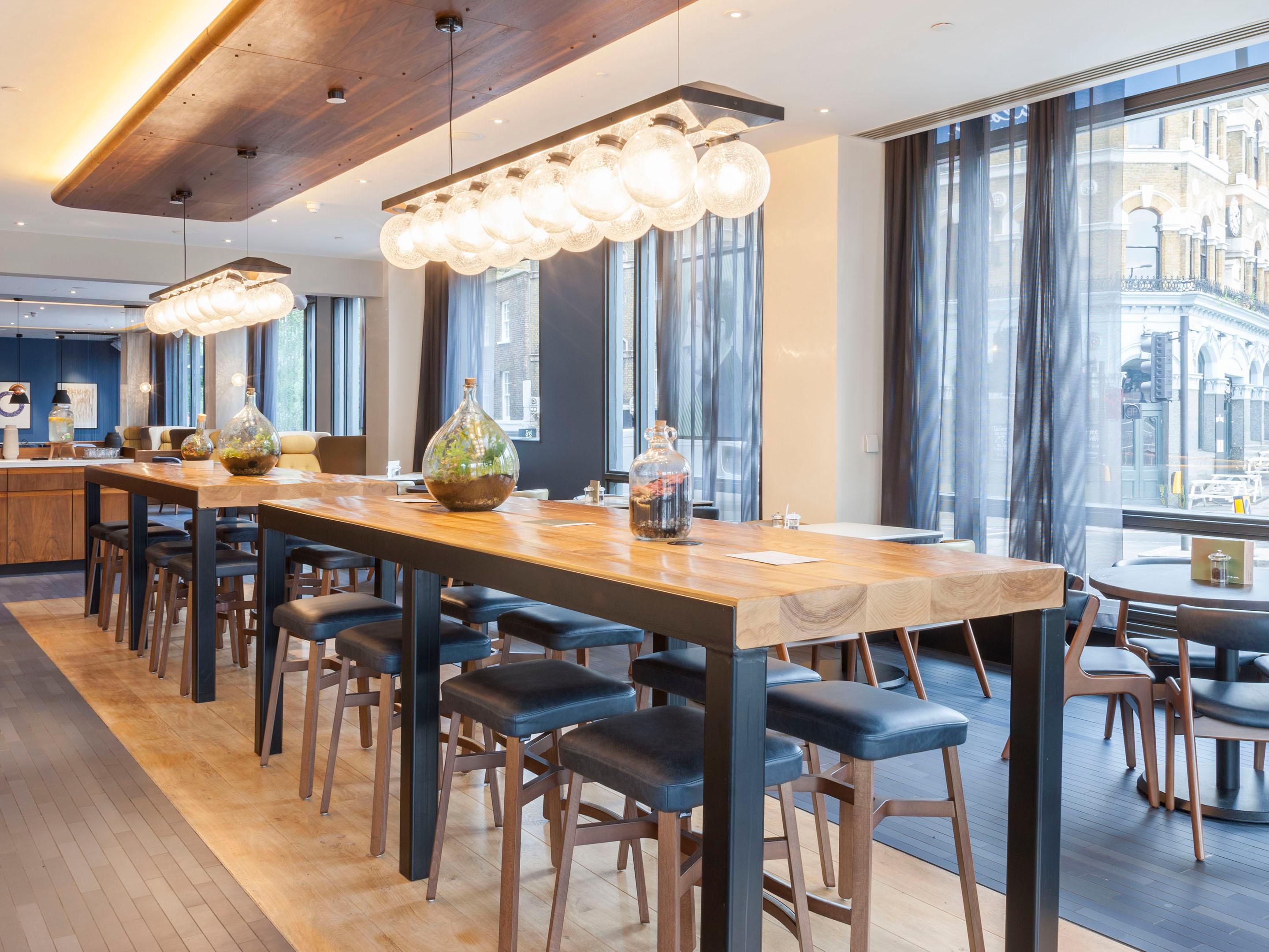 Relax in the casually modern ambiance of our Bloom Bar and Lounge. Our lobby bar offers a selection of local and international beers, wines, cocktails, and spirits. Enjoy an afternoon tea as you work on a presentation. Meet colleagues for a light lunch between meetings and catch up with friends over a martini or two before a night out in London.
