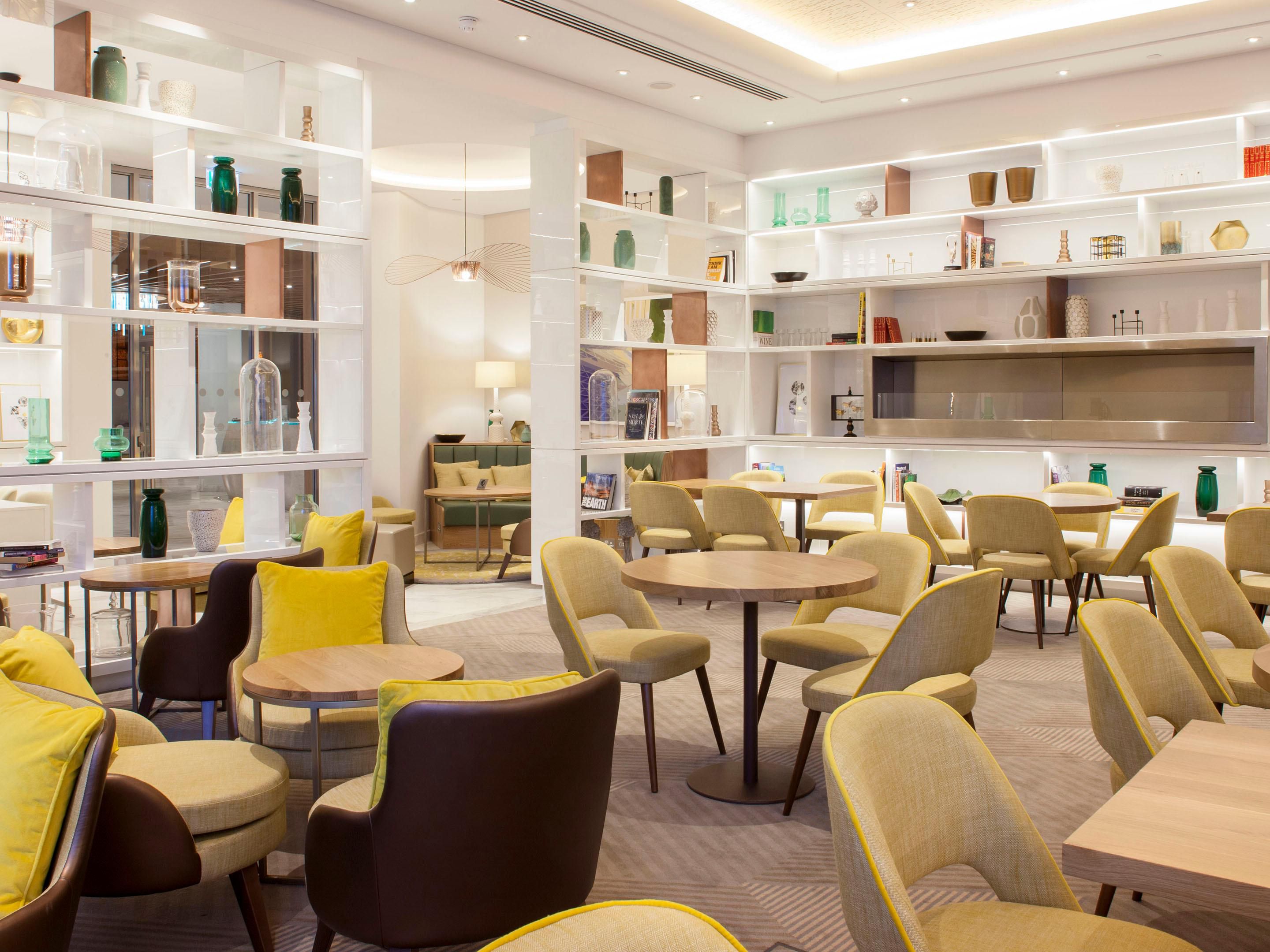 يمكن لمشتركي برنامج المكافآت IHG® One Rewards مع عضوية سنوية في الردهة الاستمتاع بالدخول إلى استراحة النادي. مفتوح من الاثنين إلى الجمعة مع تقديم المرطبات من الساعة 1700 إلى الساعة 1900. يرجى ملاحظة أن الصالة مغلقة أيام السبت أيام الأحد والعطلات الرسمية.