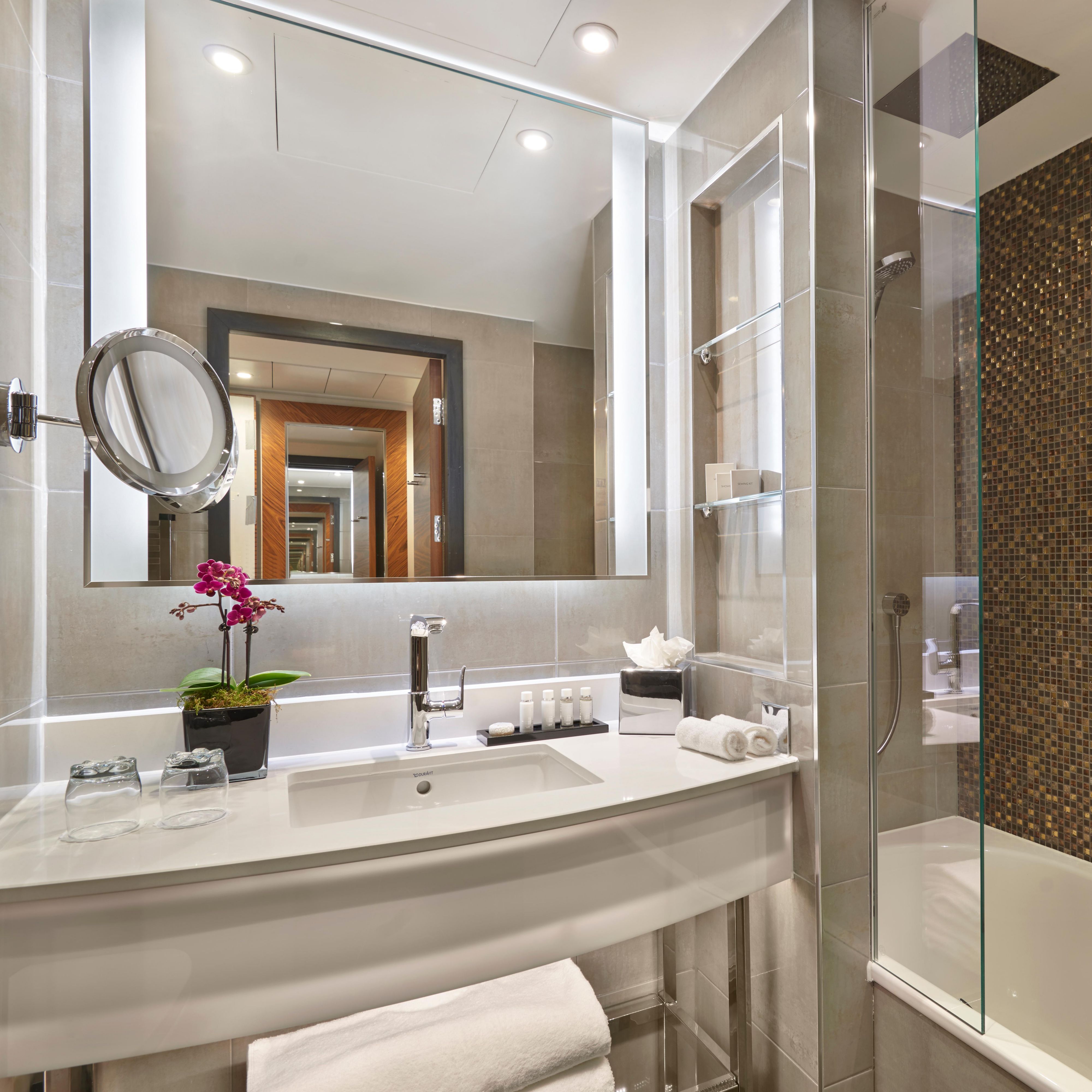 En-suite guest bathroom with mist free bathroom mirror