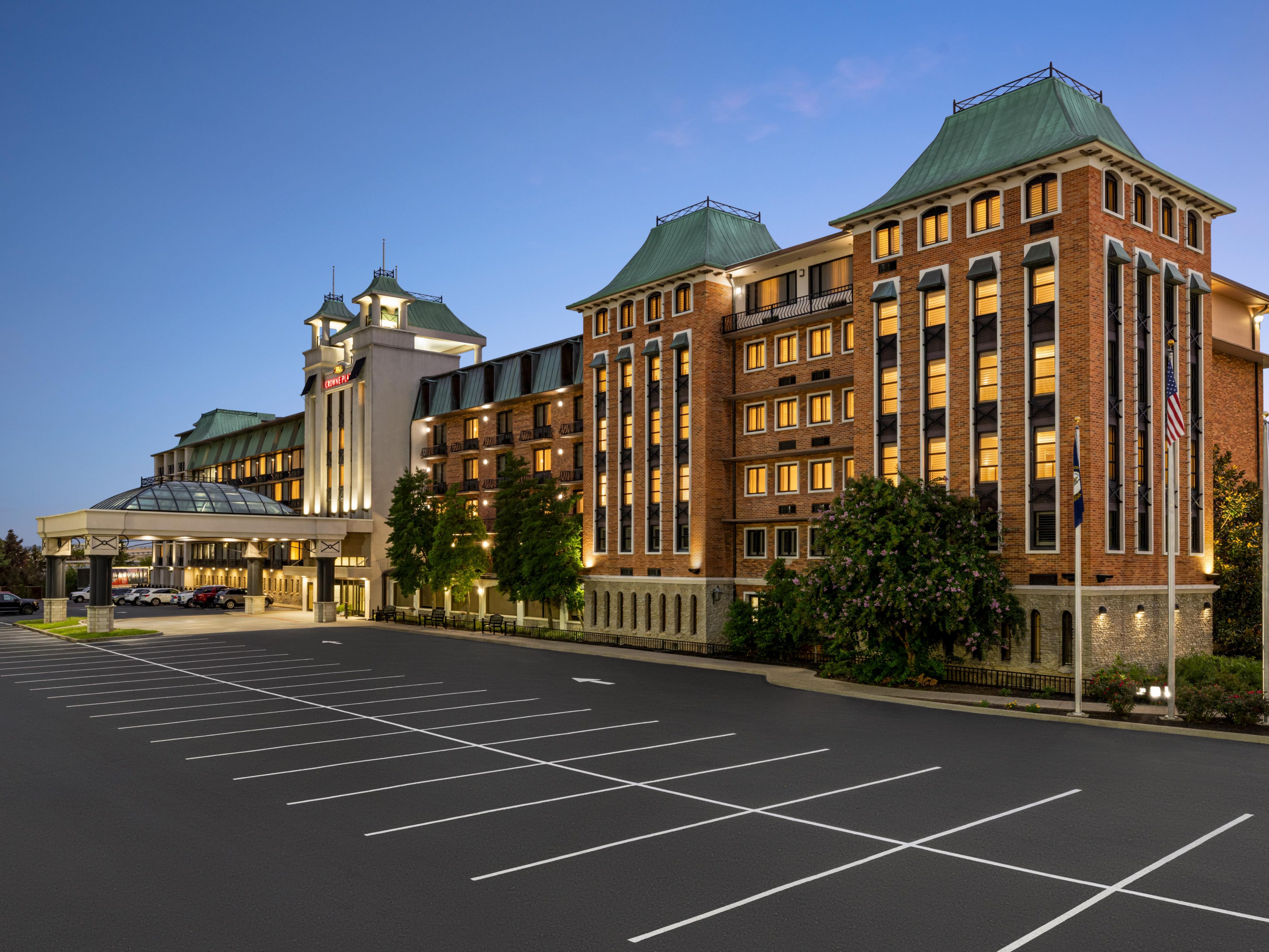 Just minutes from the Muhammad Ali International Airport and Kentucky Exposition Center, we're perfectly positioned for both business and leisure. Explore nearby Churchill Downs, Kentucky Derby Museum, and Louisville Slugger Museum. Downtown attractions and the vibrant NuLu district are minutes away.