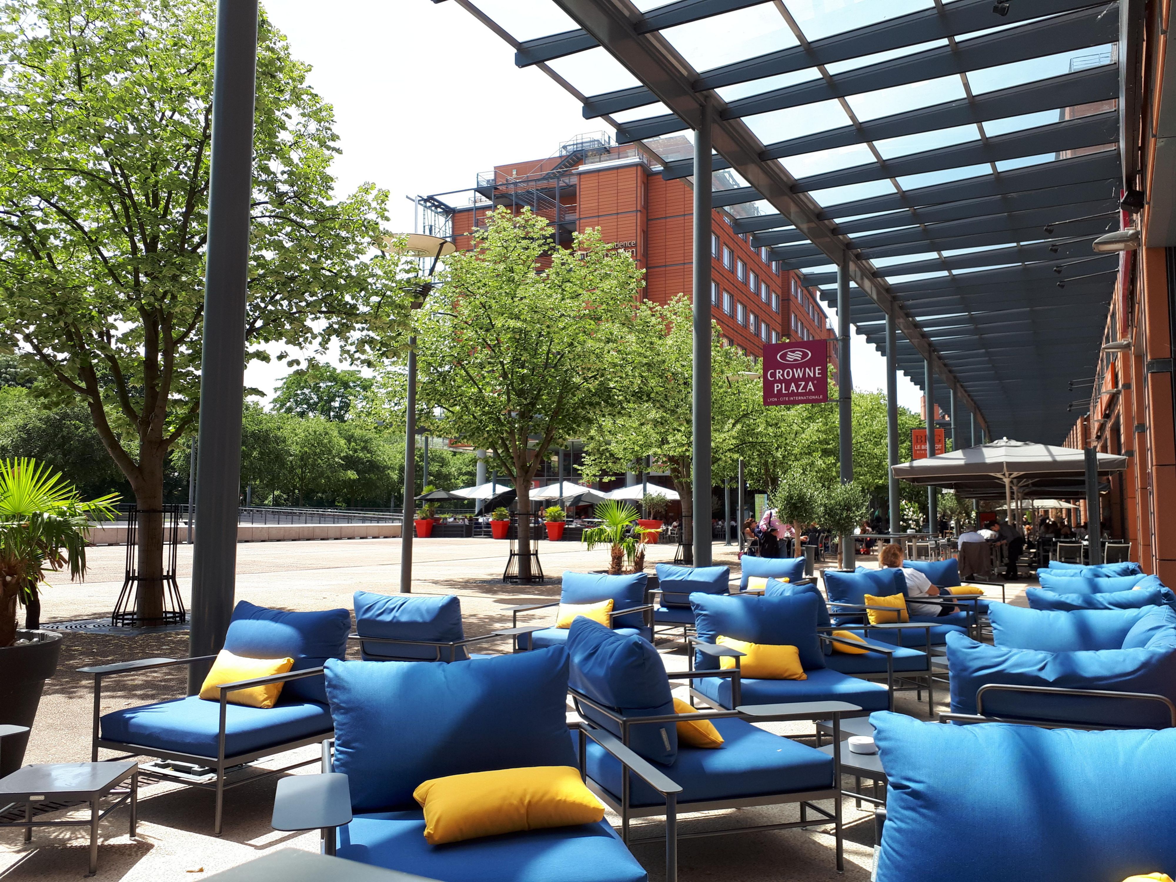 Enjoy pleasant moments of relaxation on our fabulous terraces, a real moment suspended during your day. Taste our homemade dishes, our tapas with Italian flavours or let yourself be tempted by a room service that will make your stay in Lyon an enchanted interlude.