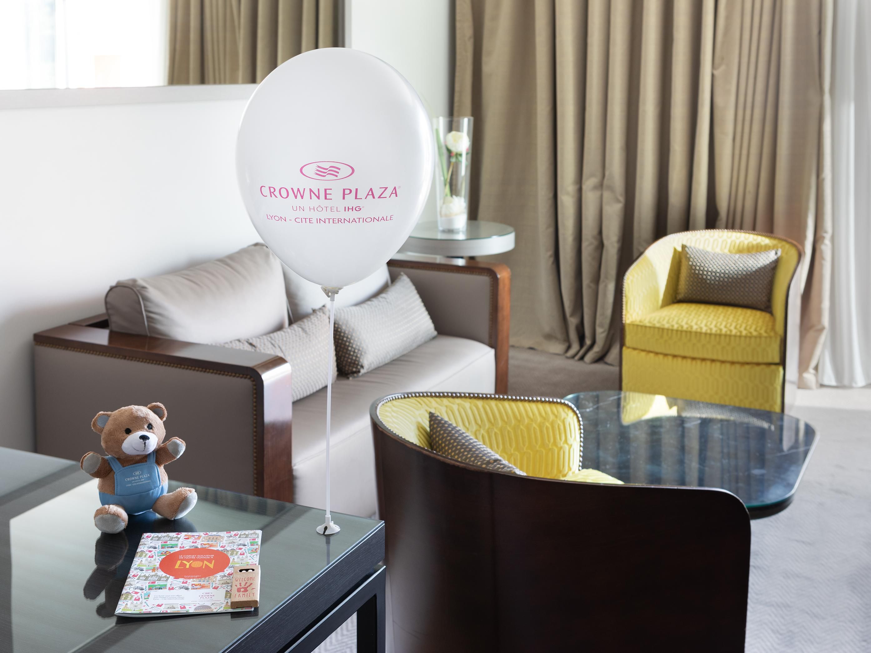 Connecting rooms for an adult and a child area, personalised welcome and gift, a dedicated breakfast for the little ones. At the Crowne Plaza Lyon, all year long, our teams prepare your family stays so that you only have to enjoy sweet moments. Book today!
