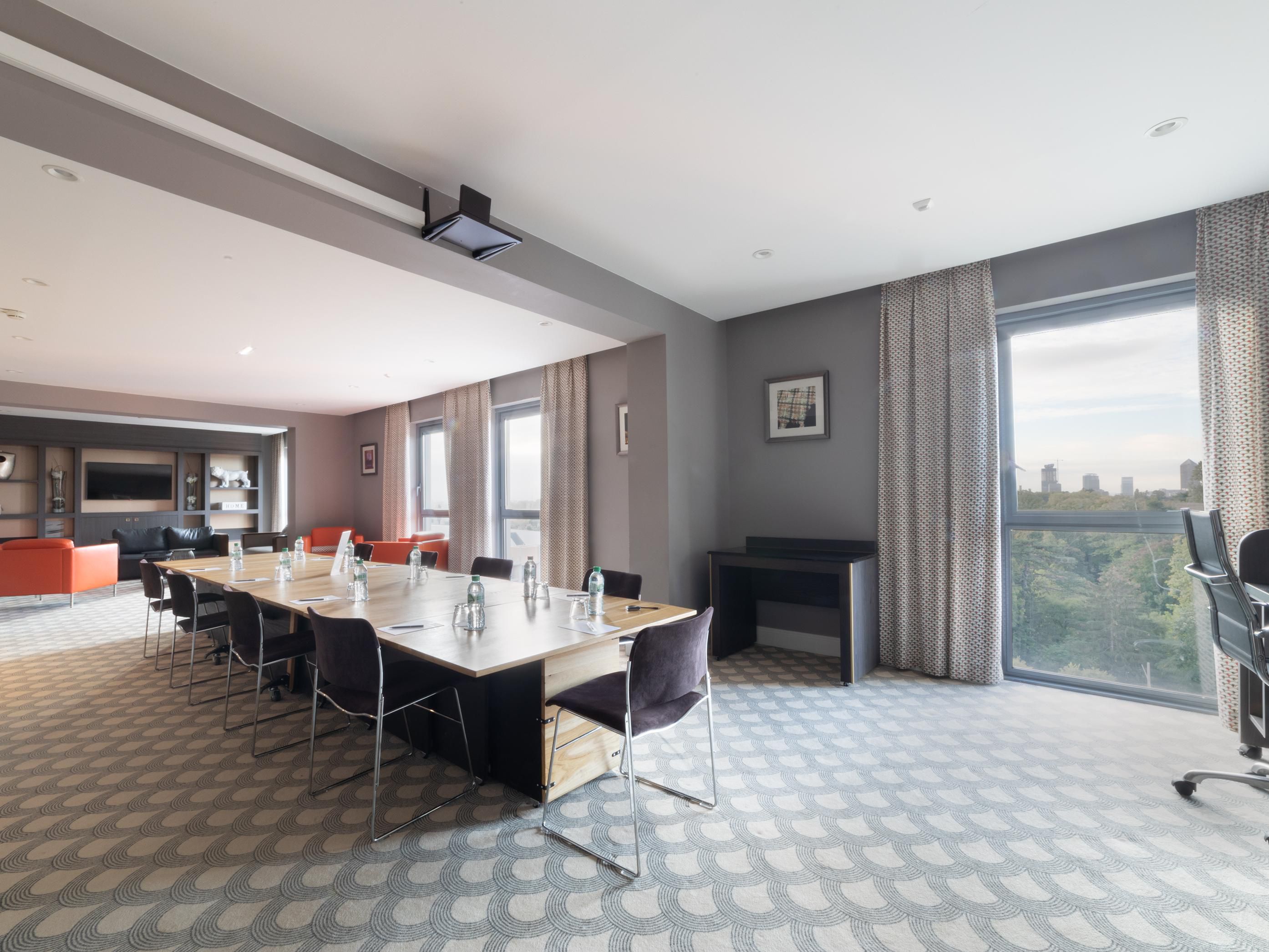 We have 5 modular meeting spaces, up to 200m². Surprise your colleagues by privatising our restaurant or bar for meetings, lunch or dinner. Take advantage of our superb terrace during your breaks. And why not organise a teambuilding in the park, opposite the hotel? Cohesion guaranteed!