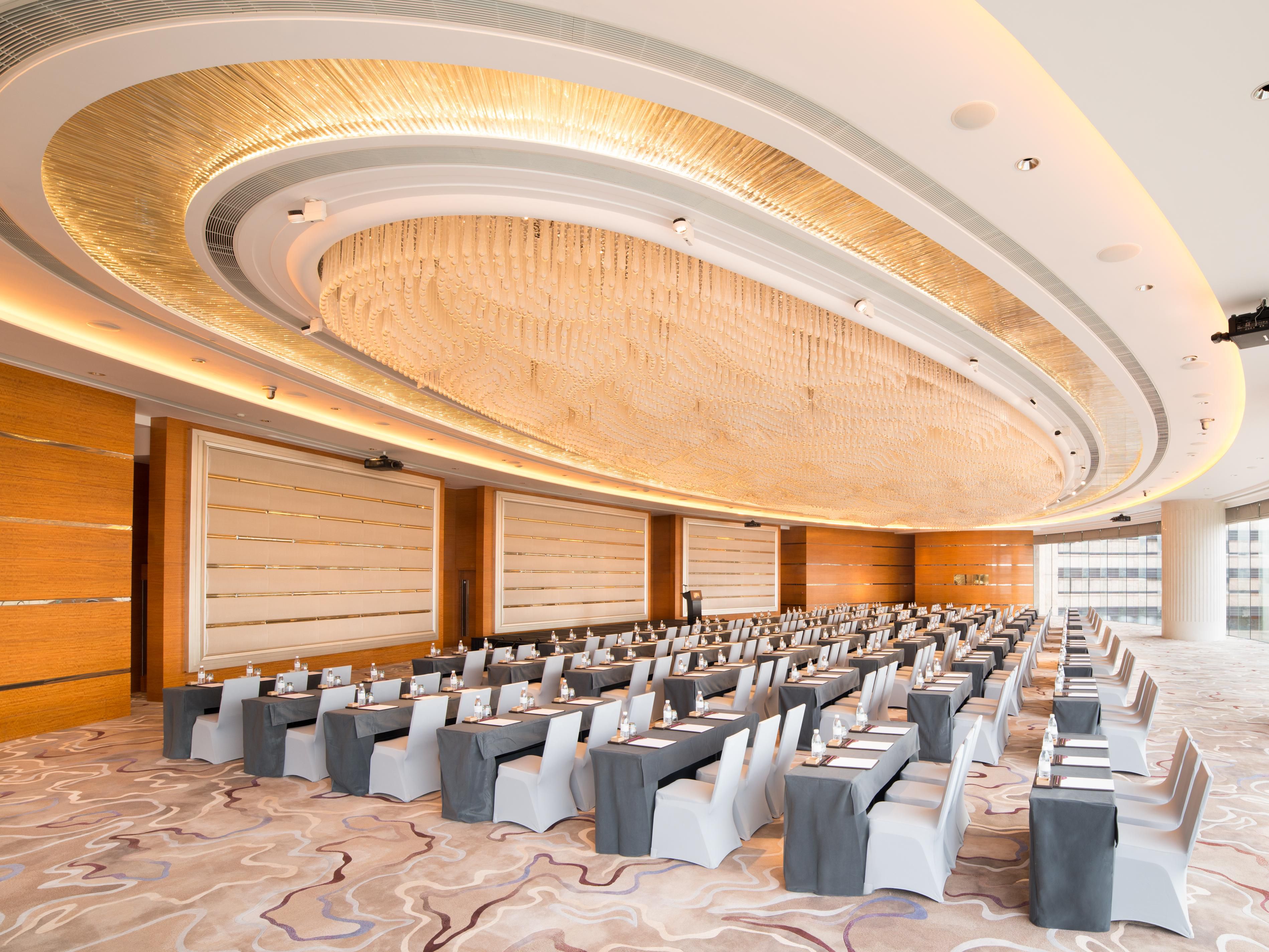 Crowne Plaza Macau boasts meeting space ranging from 30 - 780 square meters, including multi-function rooms and our grand ballroom (780 sqm) featuring curved glass, sea-facing windows providing amazing day and night views.
