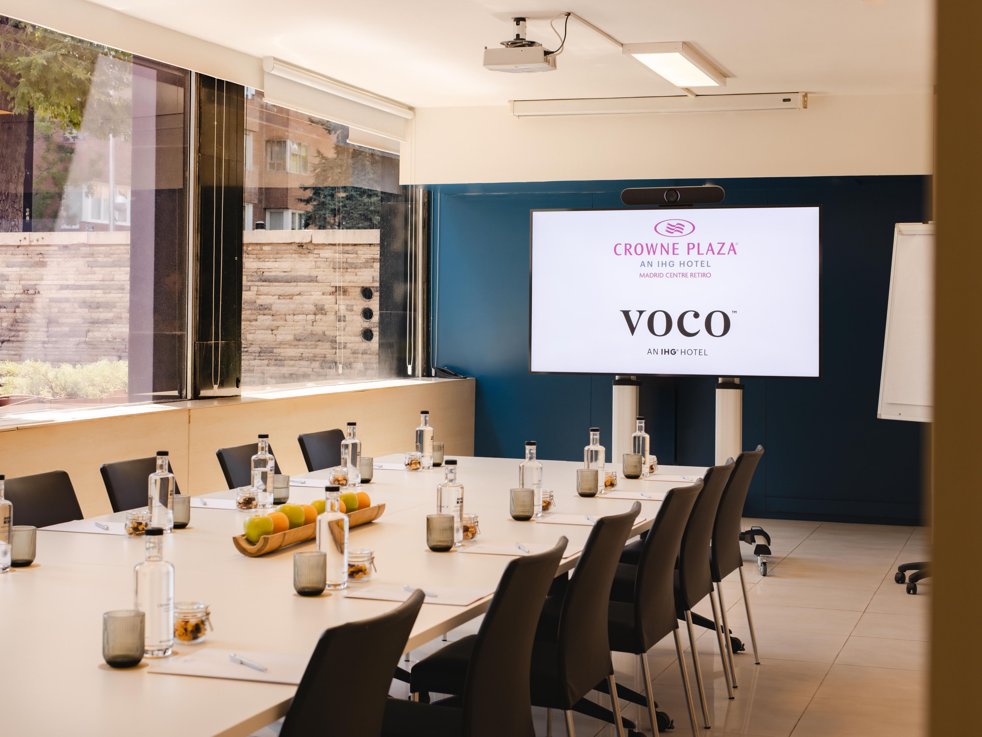 Discover our versatile meeting, event, and wedding venues in Madrid, designed to make every occasion memorable. Whether you envision a garden party surrounded by lush greenery, a serene rooftop yoga class with panoramic views, or a corporate seminar in our state-of-the-art meeting rooms, our team is committed to creating a tailor-made experience.