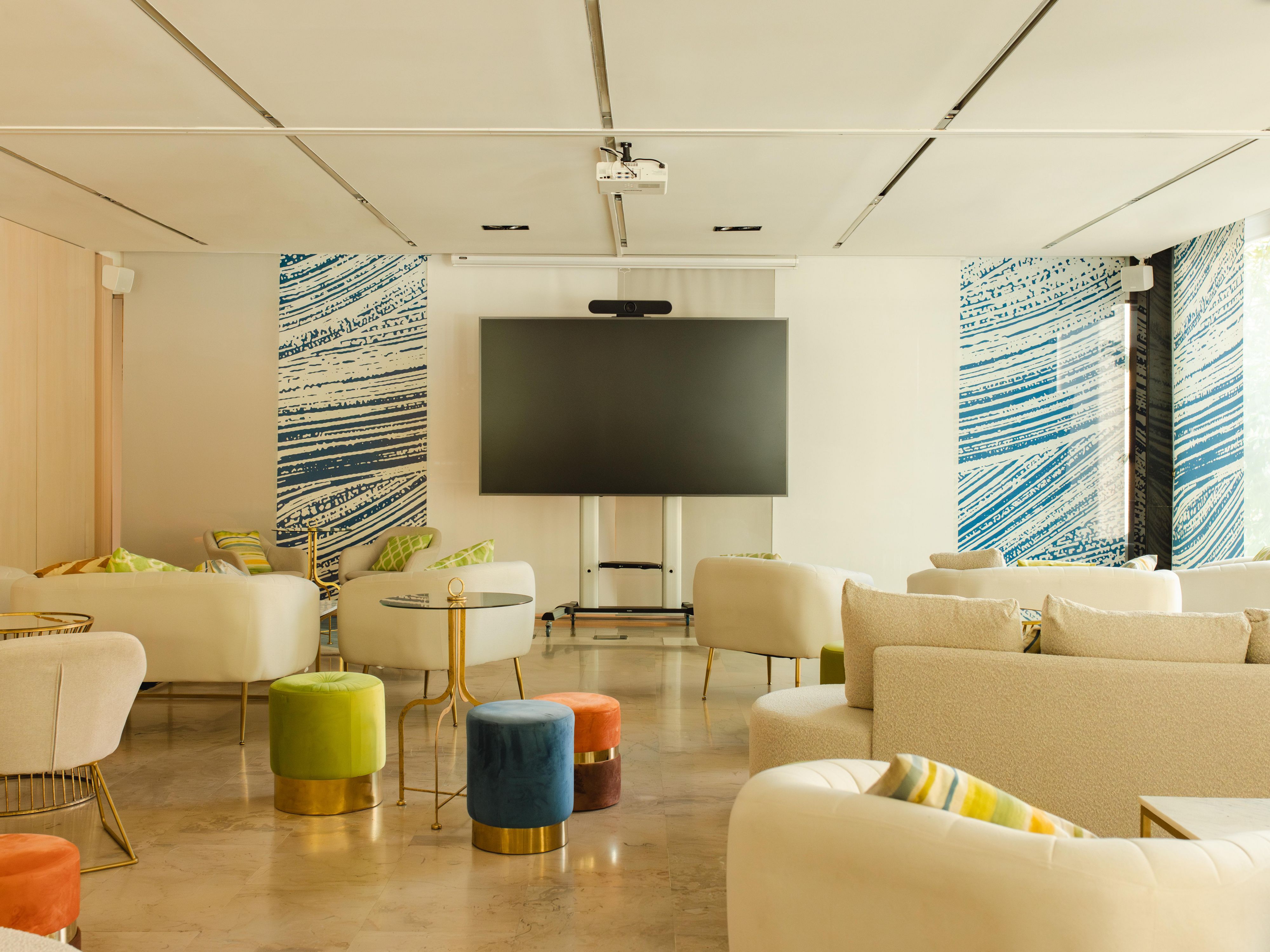 Discover our versatile meeting, event, and wedding venues in Madrid, designed to make every occasion memorable. Whether you envision a garden party surrounded by lush greenery, a serene rooftop yoga class with panoramic views, or a corporate seminar in our state-of-the-art meeting rooms, our team is committed to creating a tailor-made experience.