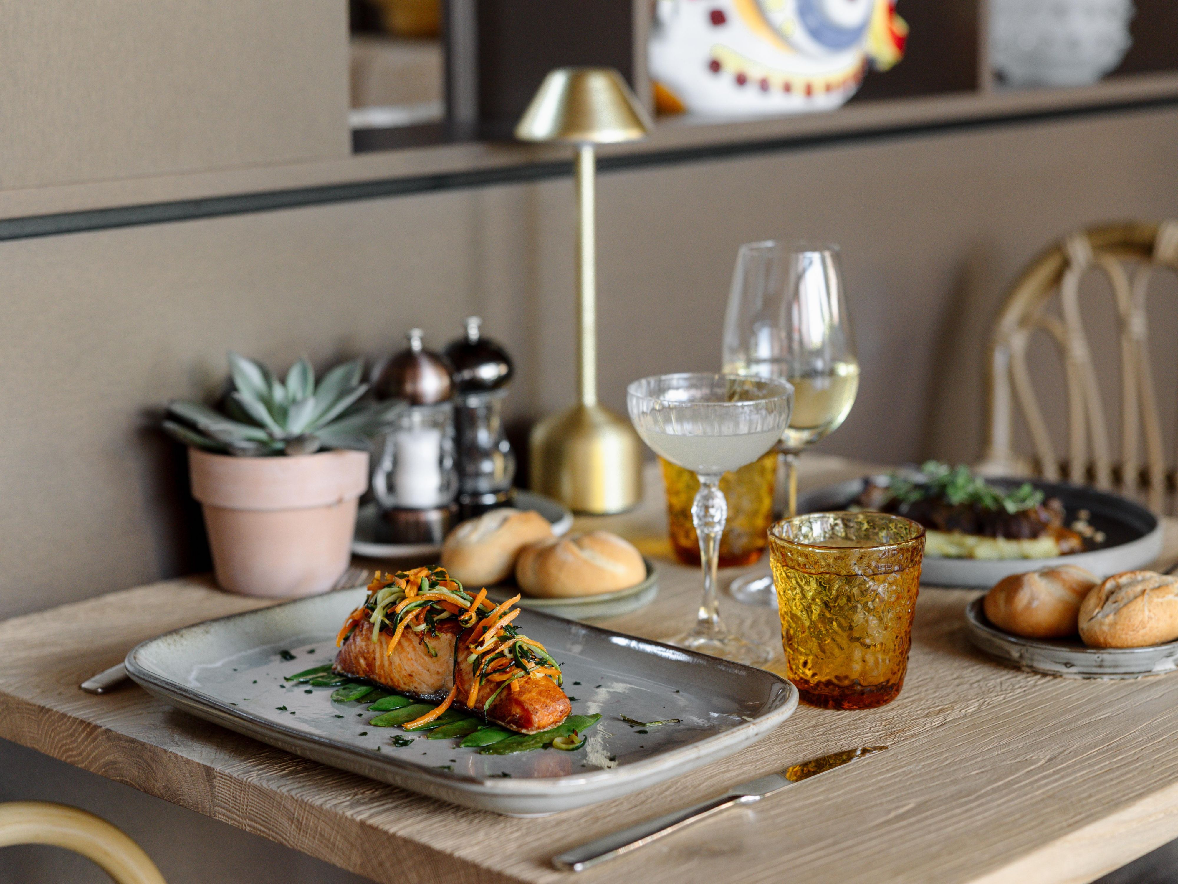 Start your evening at Bar Piazza, where you can unwind in a vibrant yet relaxed atmosphere, sipping signature cocktails and enjoying light bites. Then, continue your culinary journey at Villamonda , where a menu inspired by local flavours and seasonal ingredients awaits you in a refined, luxurious setting.