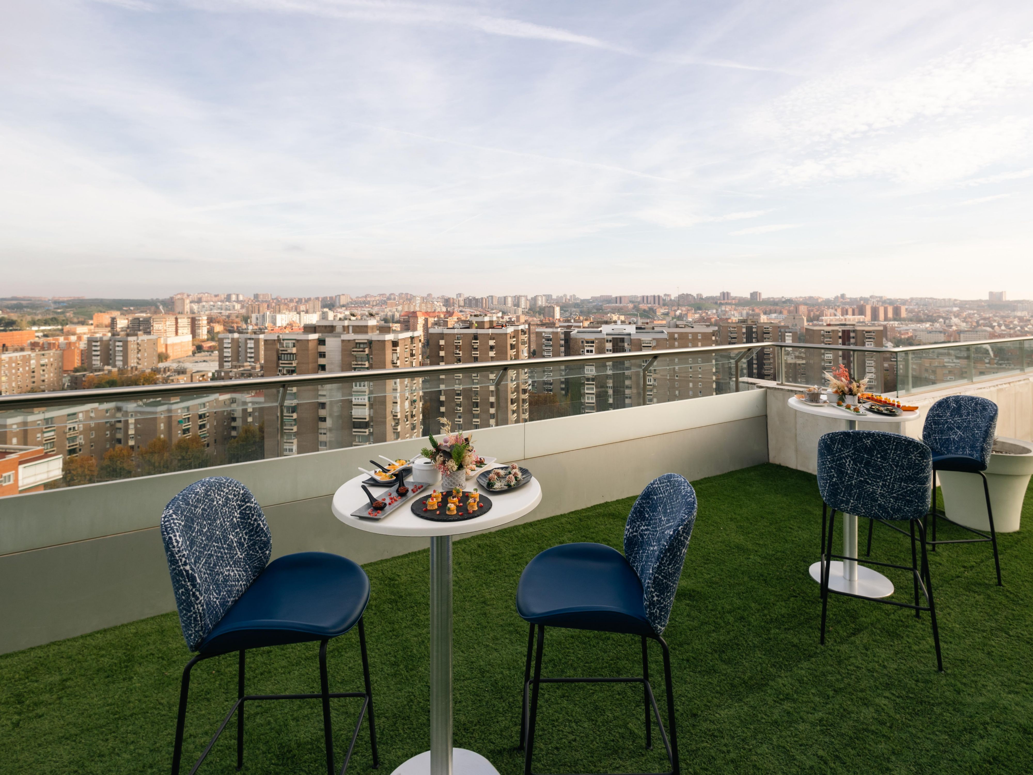 Host an event in our indoor and outdoor rooftop venue, offering captivating, panoramic views of the city of Madrid that are sure to leave your attendees stunned. With a tranquil ambience and inviting seating, our rooftop provides a unique space with a flawless backdrop for any event or meeting.