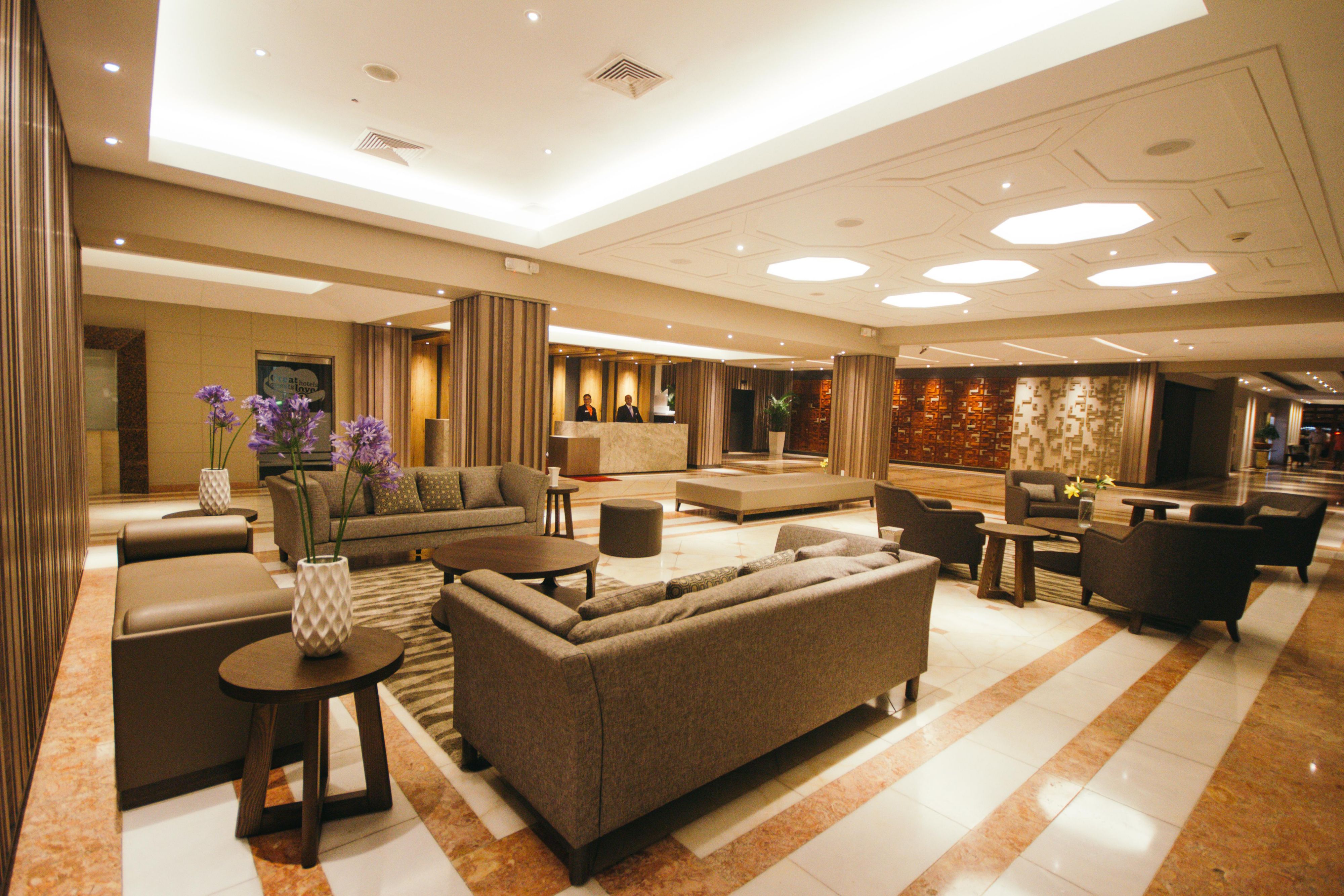 Modern, elegant and confortable, that describes our new lobby.