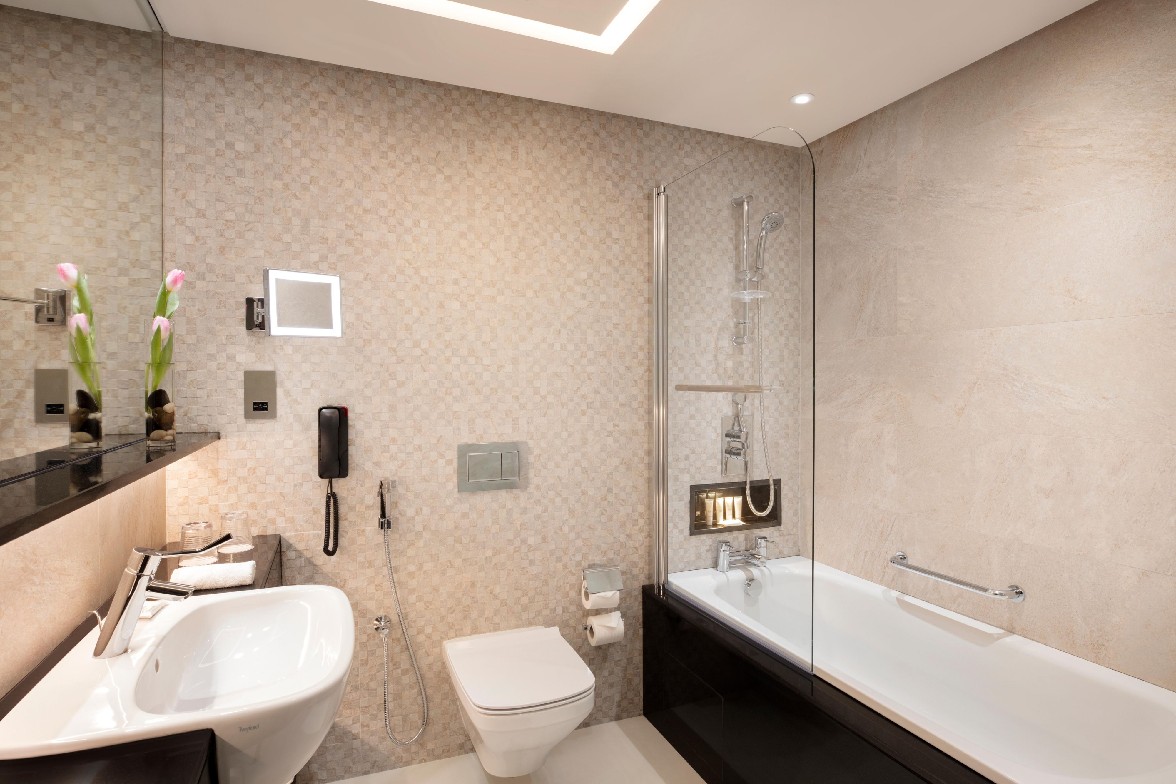 Crowne Suite 2 Bedrooms - Bathroom with Bath Tub