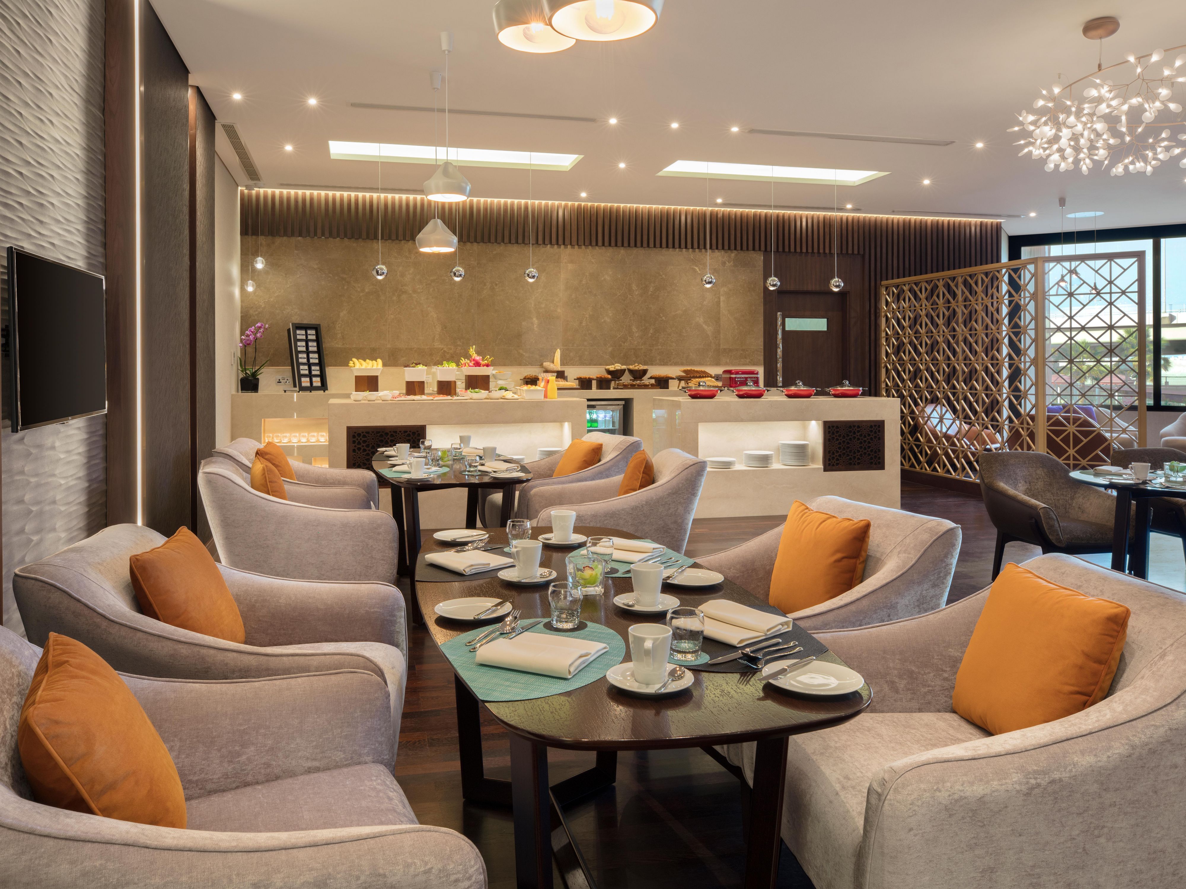 Our club lounge is exclusive to the hotel’s club room and suite guests, which emanates modernity and sophistication. Its unique design is characterised by the modern concept of professionalism, efficiency, high performance as well as comfort, warmth and relaxation.