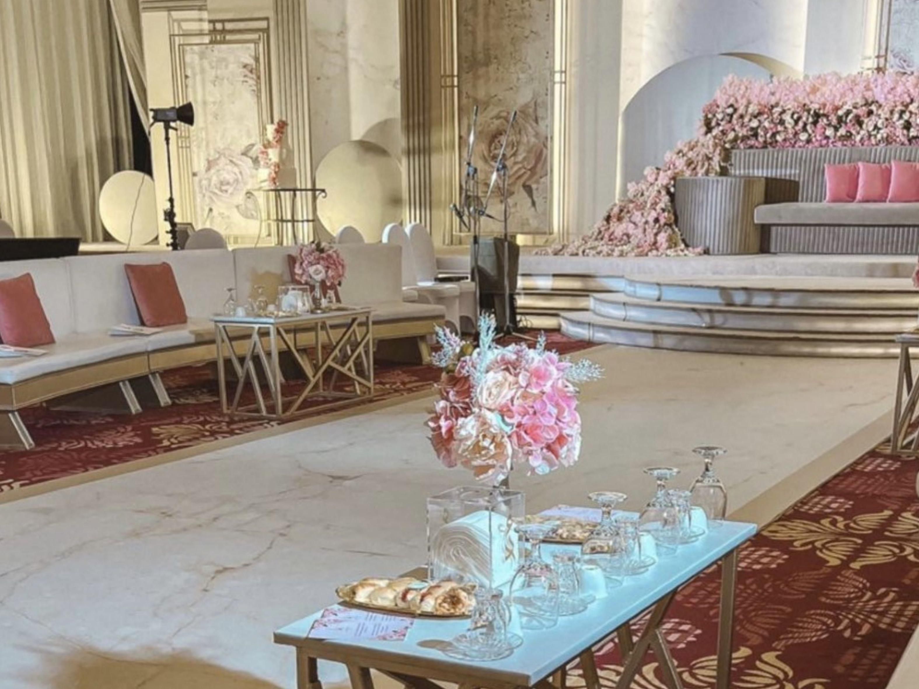 Immergiti in un mondo di raffinatezza mentre ti scambi le promesse nelle nostre splendide location per matrimoni. Dalle cerimonie intime ai grandi ricevimenti, il nostro hotel offre un'eleganza impareggiabile, un servizio eccezionale e ambienti mozzafiato. Lascia che il nostro team di esperti si prenda cura di ogni dettaglio, assicurandoti che il tuo giorno speciale sia impeccabile e indimenticabile.