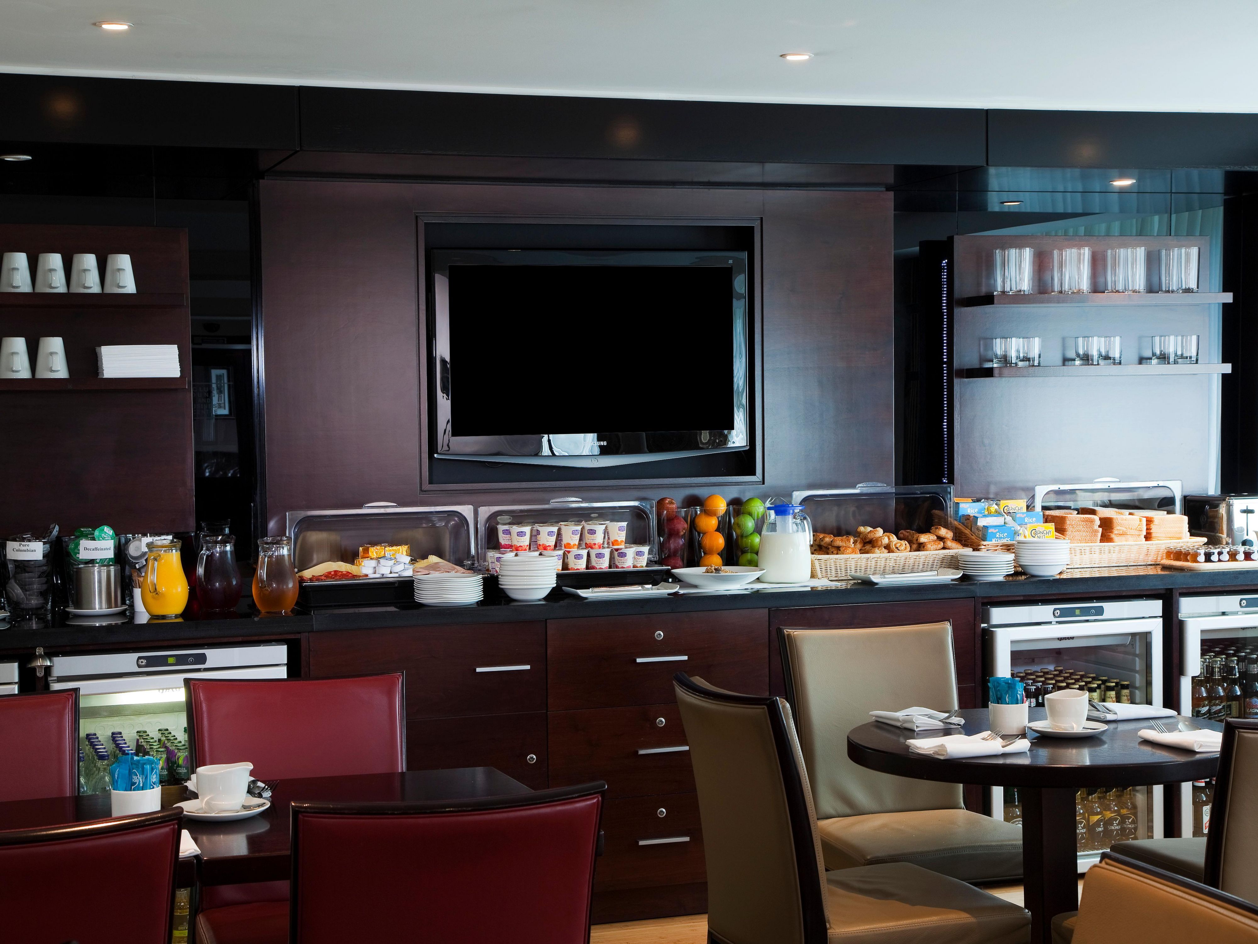 Book one of our Club Rooms and enjoy complimentary access to our Club Lounge offering continental breakfast, tea, coffee, and soft drinks as well as evening canapes with a selection of beers, wines, and spirits. 
