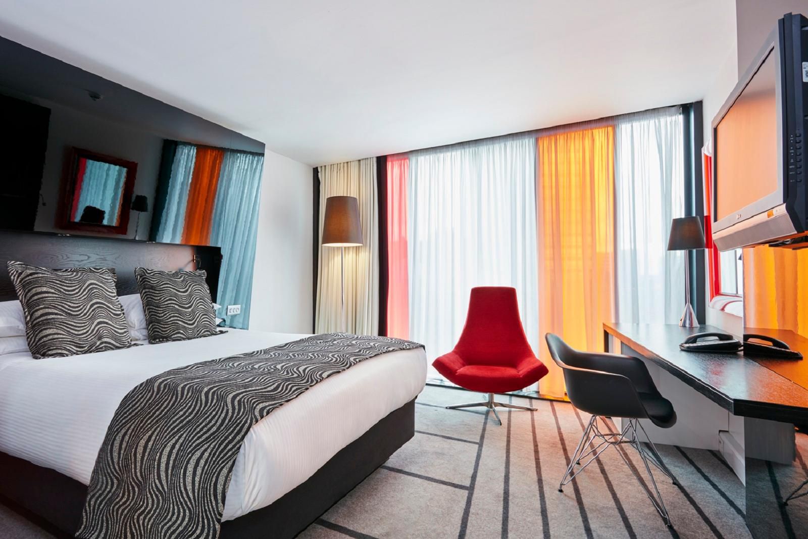 Standard double room – one queen bed