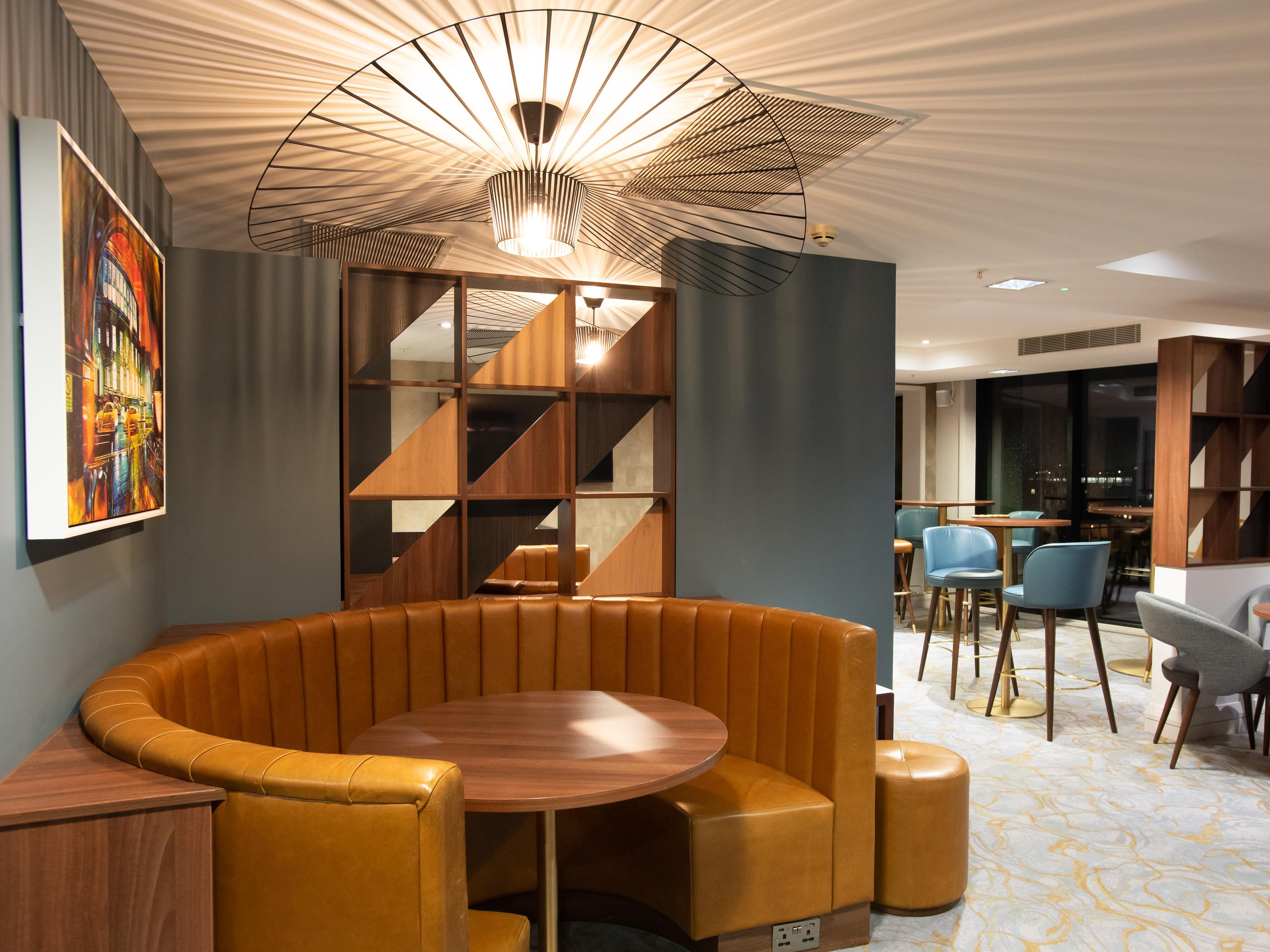 Our Club Lounge is located on the 8th floor, which guarantees beautiful views of the Manchester City skyline. Enjoy complimentary beverages and canapes between 18:00 and 20:00 daily. 