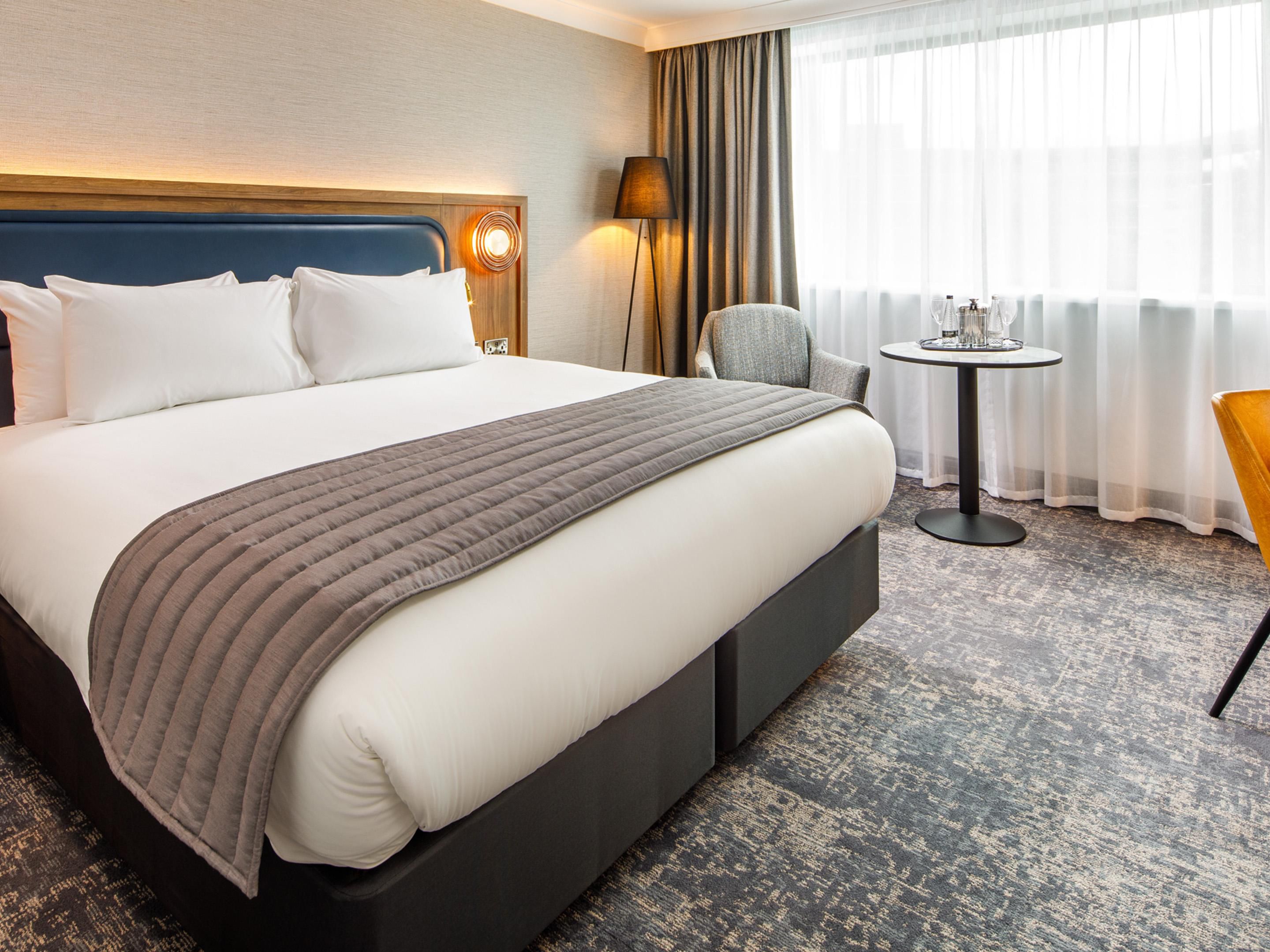 Awali liburan Anda dengan penuh gaya dengan malam yang santai di Crowne Plaza Manchester Airport sebelum penerbangan Anda. Nikmati akomodasi yang nyaman, amenitas modern , dan keramahan kami yang hangat , semuanya hanya beberapa menit dari terminal. Bangun dengan segar dan siap untuk bepergian, mengetahui bahwa Anda hanya beberapa menit dari gerbang keberangkatan Anda.