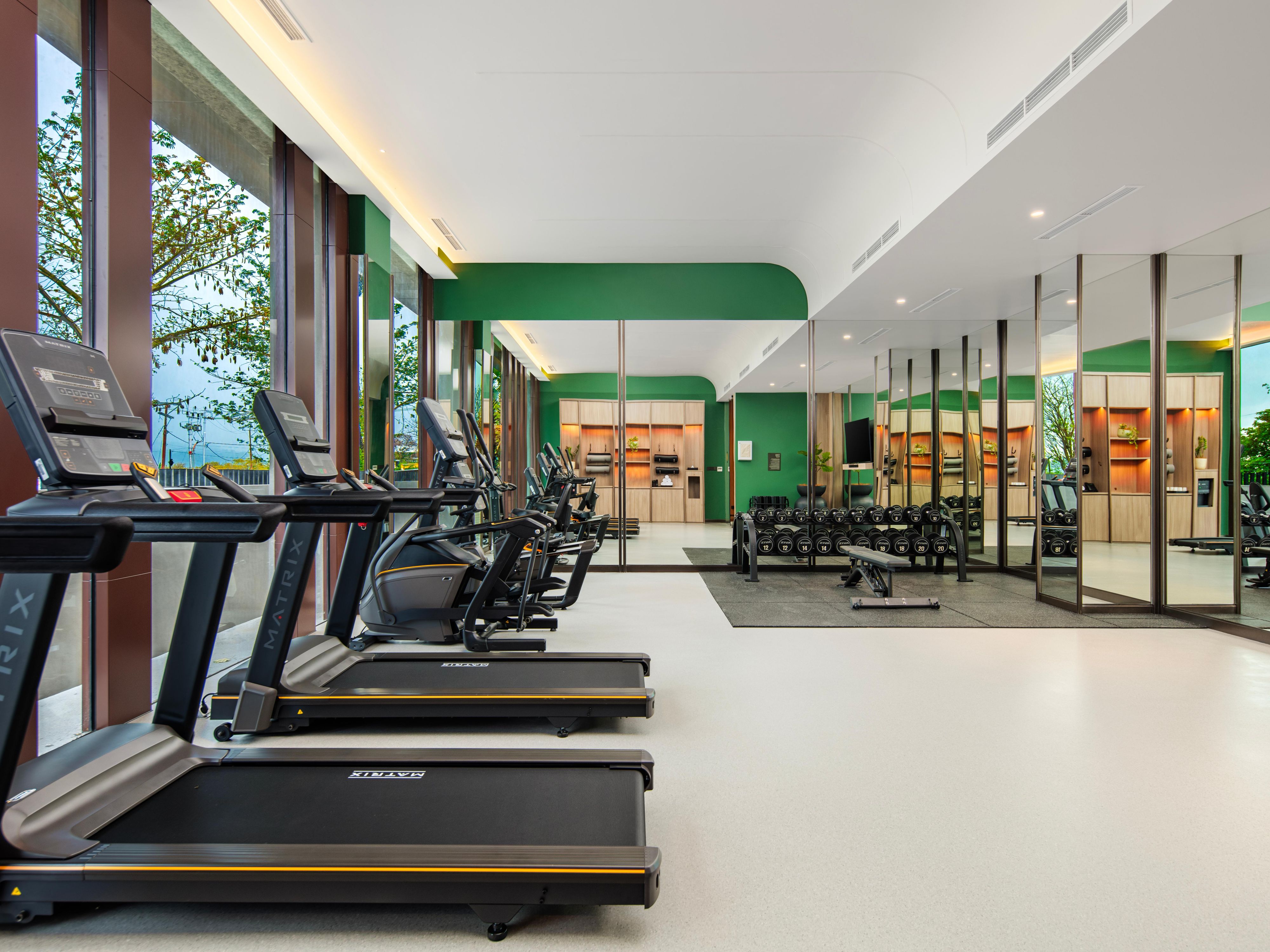 ادخل إلى مركز اللياقة البدنية الخاص بنا وزوِّد يومك بالطاقة. من تمارين القلب إلى تمارين القوة ، فإن أجهزتنا الحديثة تبقيك متحركًا ونشطًا ومستعدًا لخوض كل مغامرة أثناء إقامتك.
