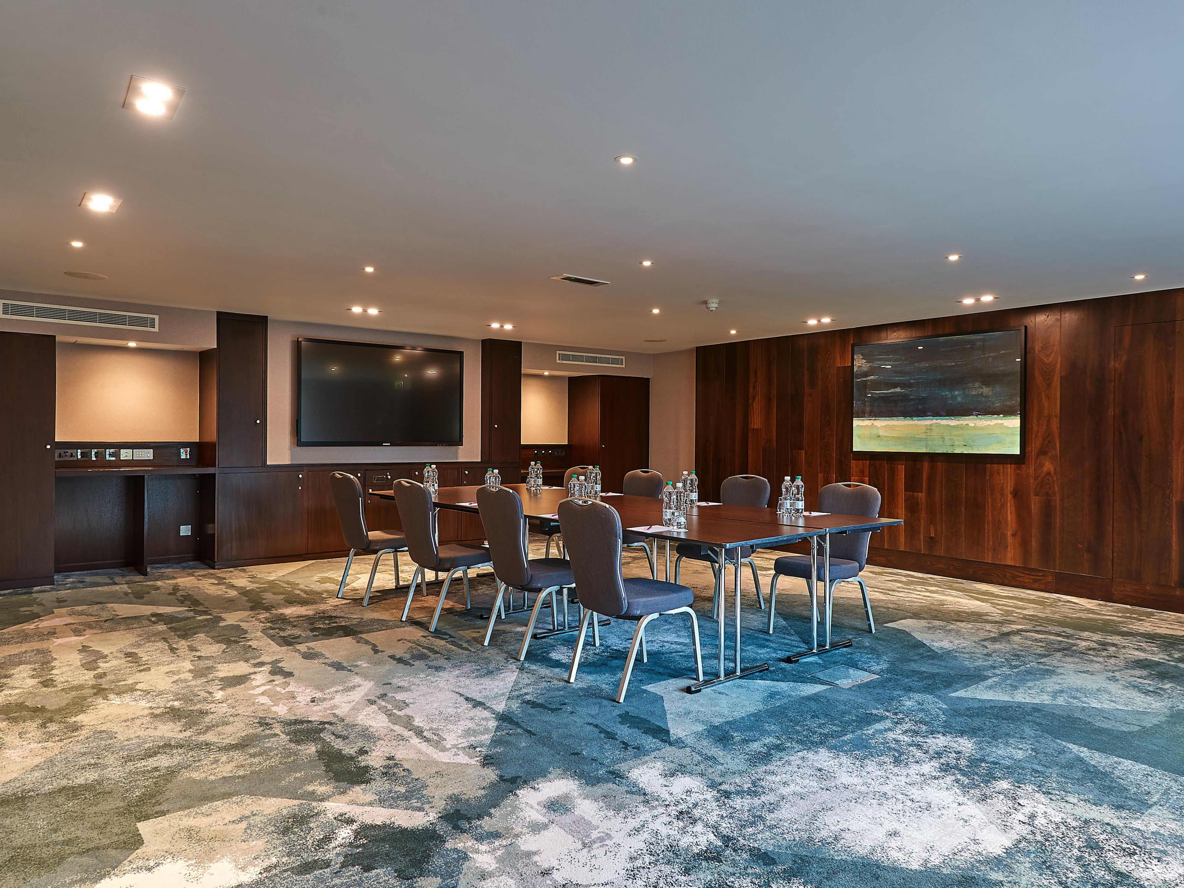 Exclusive to Crowne Plaza Marlow is the innovative CMS (Creative Meeting Space). Its interactive tools and flexible working environment inspire and encourage creative planning and idea generation.