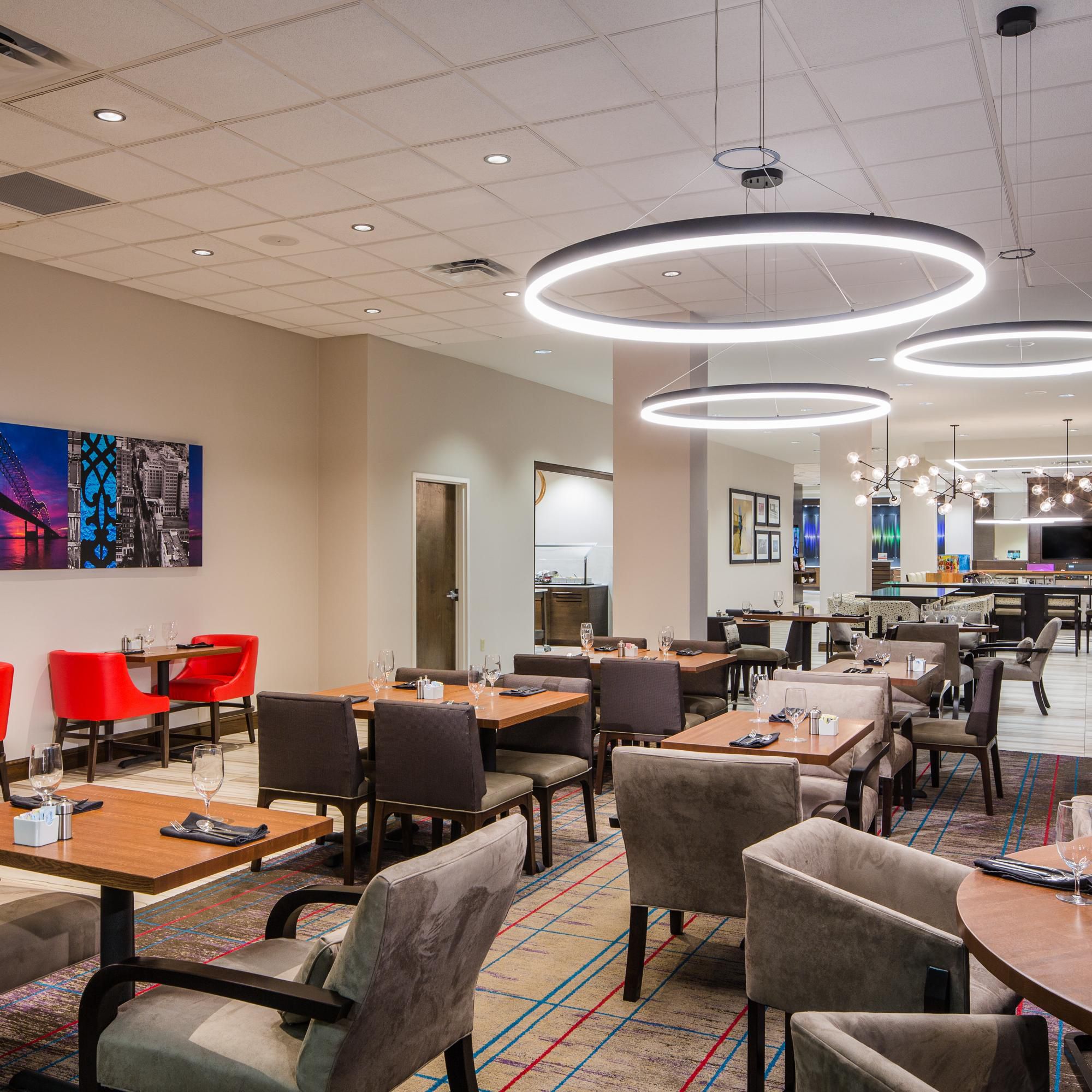 This Memphis hotel offers breakfast, lunch, and dinner daily