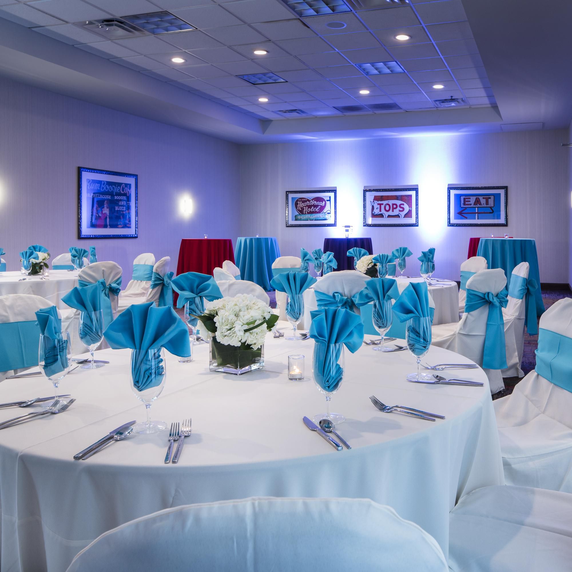 Book your Memphis reception with us and enjoy every detail.