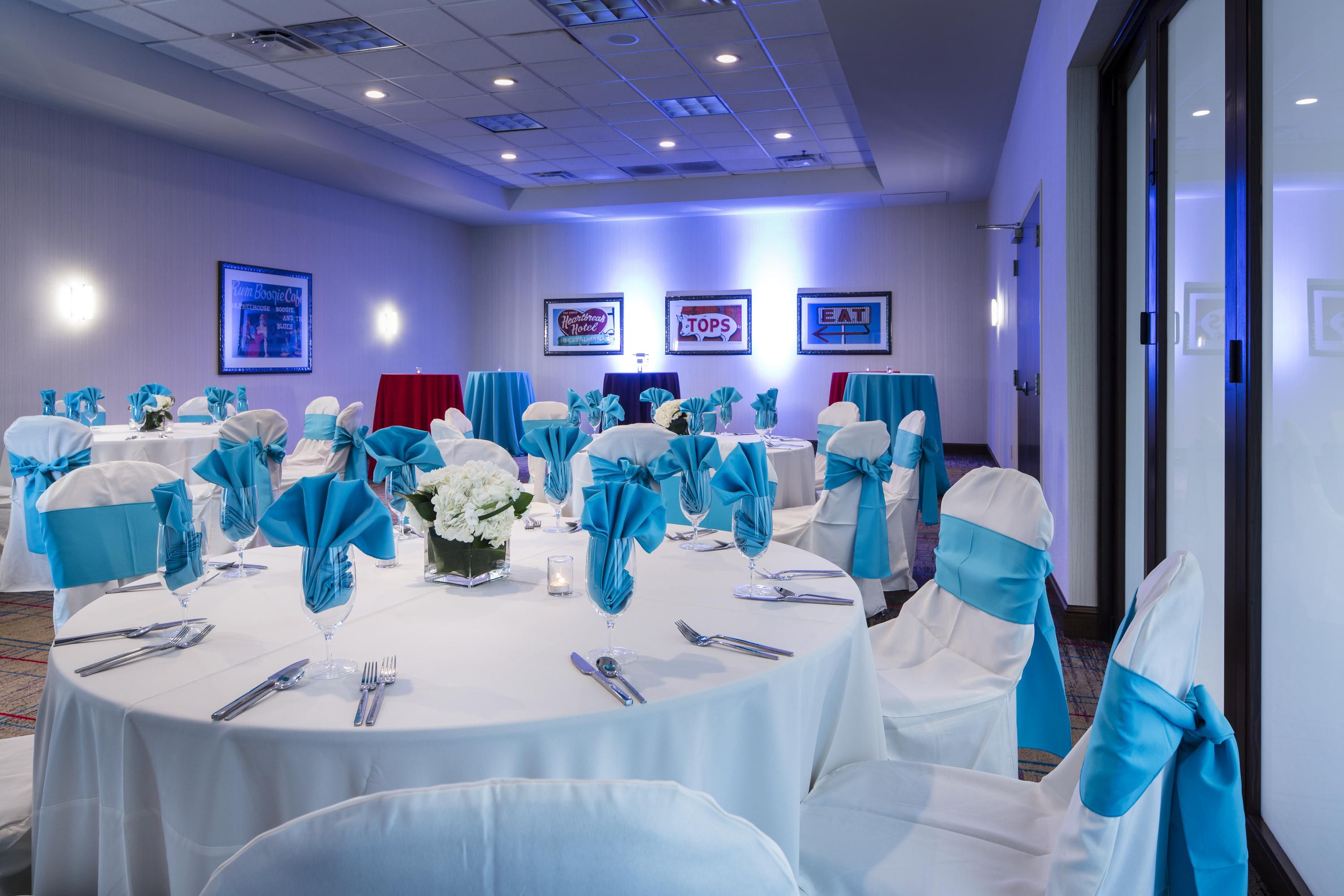 Book your Memphis reception with us and enjoy every detail.