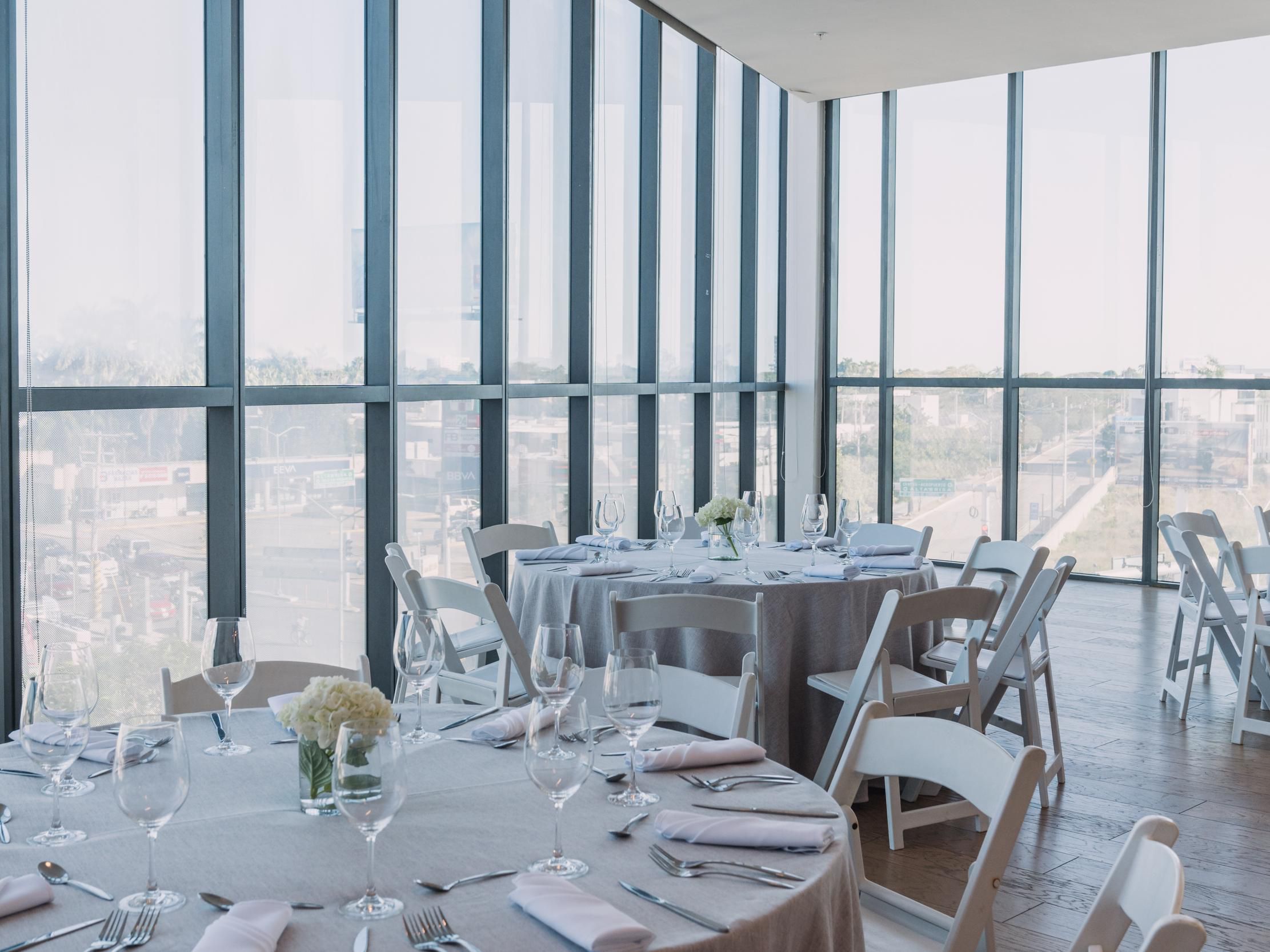 Desde reuniones de negocios hasta celebraciones sociales, nuestros seis salones modernos reciben hasta 200 invitados. Disfruta un servicio personalizado, tecnología de punta y espacios elegantes para cada ocasión.