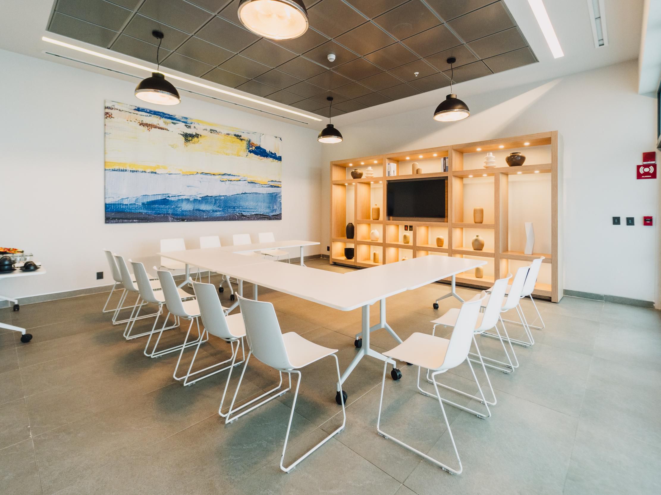 At Crowne Plaza Mérida, work flows effortlessly. Our Co-Working Space offers a modern, calm, and functional environment, ideal for informal meetings or focused work. Equipped with high-speed Wi-Fi, ergonomic stations, and coffee service, it’s the perfect spot to inspire creativity and connection in the heart of Mérida.