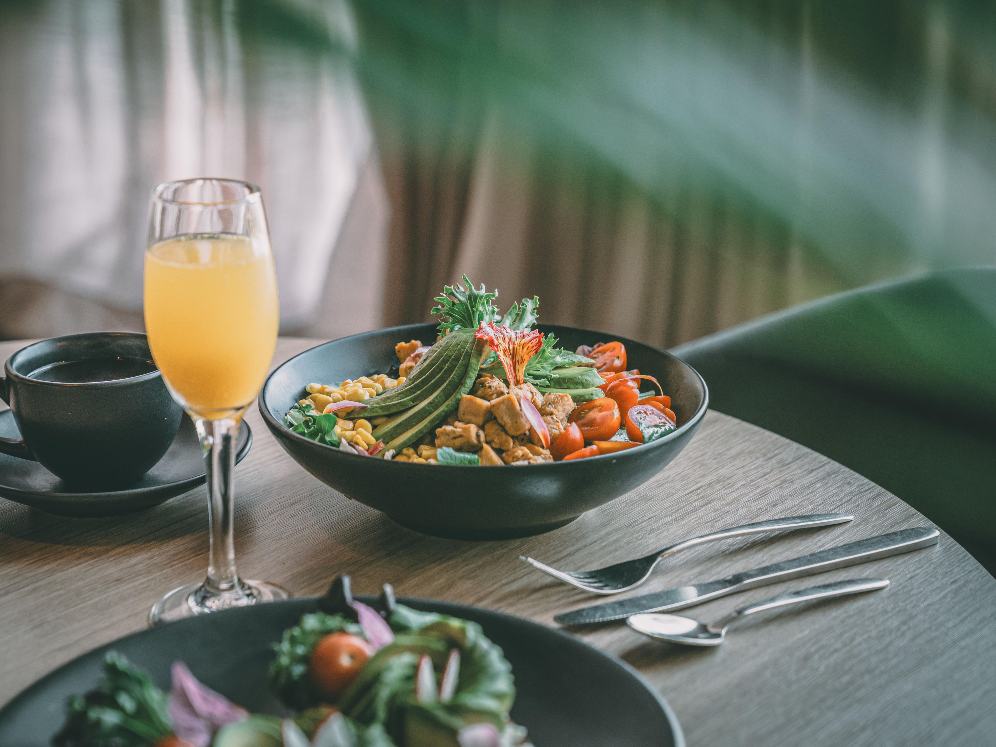 Discover the best of local and international cuisine at Aroma Lima Restaurant, or unwind at our Lobby Bar with signature cocktails and premium wines in an elegant atmosphere.