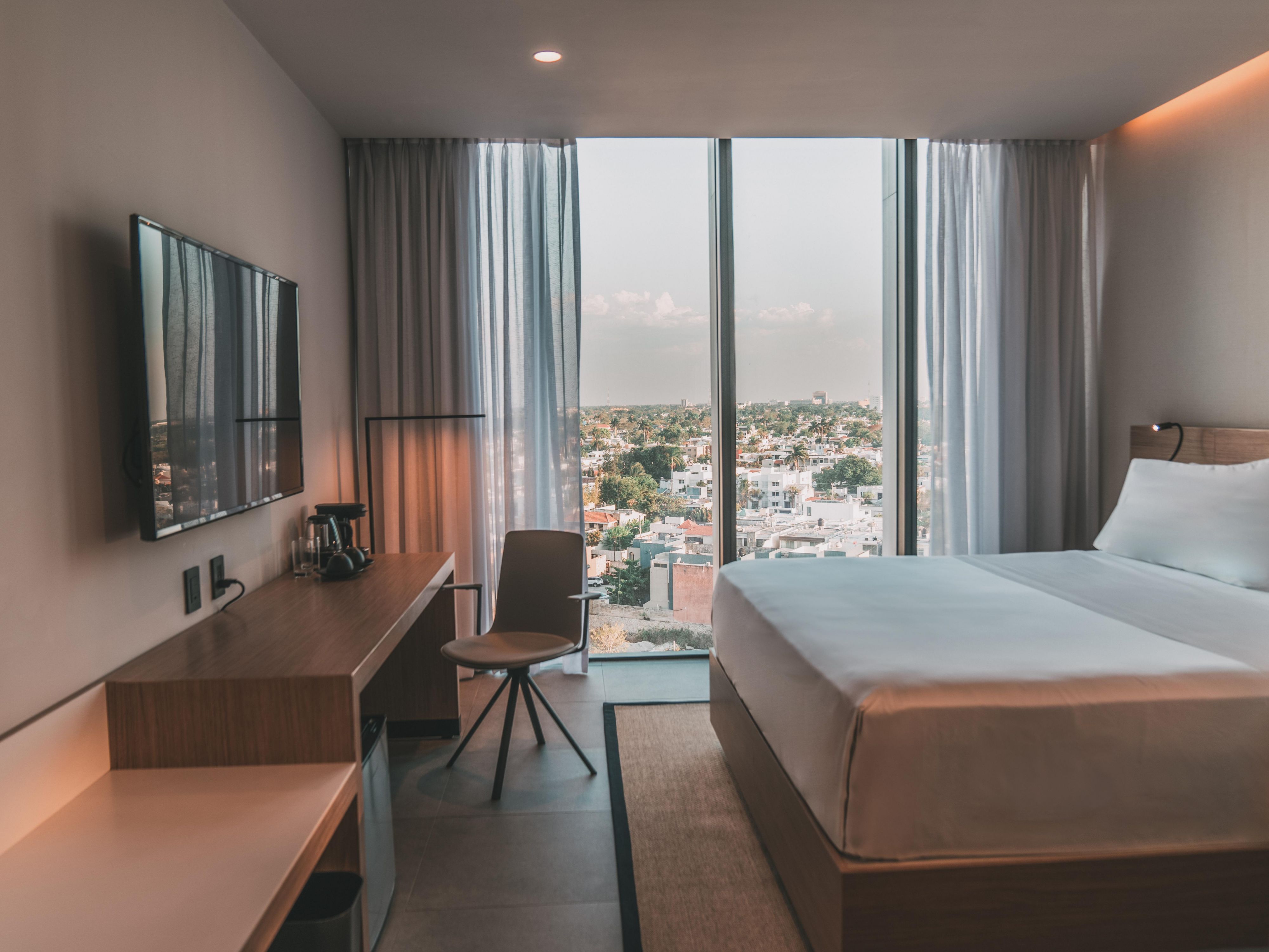 Relájese en nuestras habitaciones remodeladas con diseño contemporáneo, ropa de cama de lujo y vistas espectaculares de Mérida. El espacio perfecto para descansar y disfrutar de confort total.