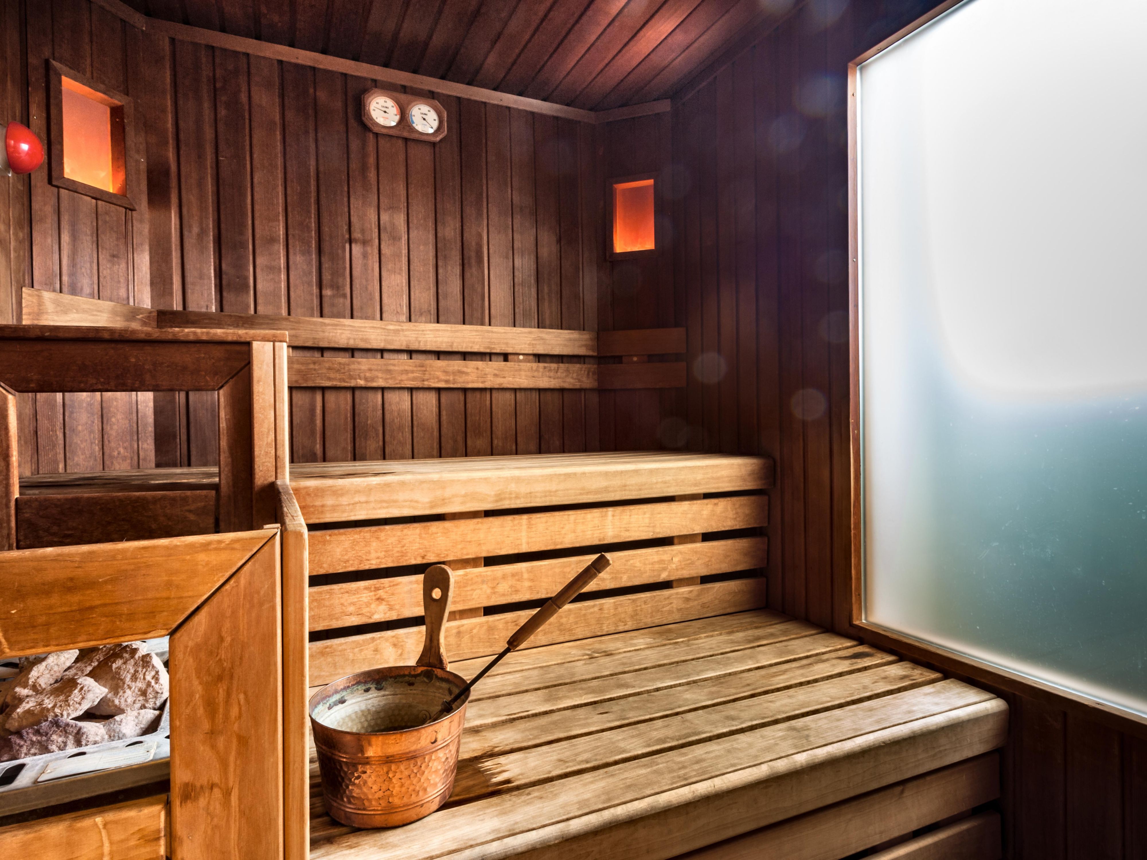 Concedetevi una sauna rilassante o un bagno turco nell’area wellness al 9° piano con vista mozzafiato sul panorama. E per gli amanti della forma è disponibile anche un fitness corner nella stessa area. Tutti i servizi sono gratuiti
