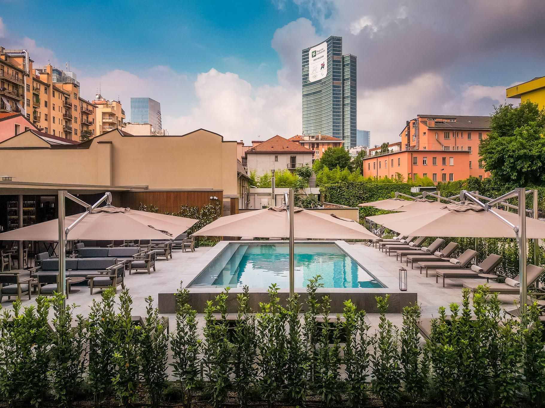 วิวสระว่ายน้ำ