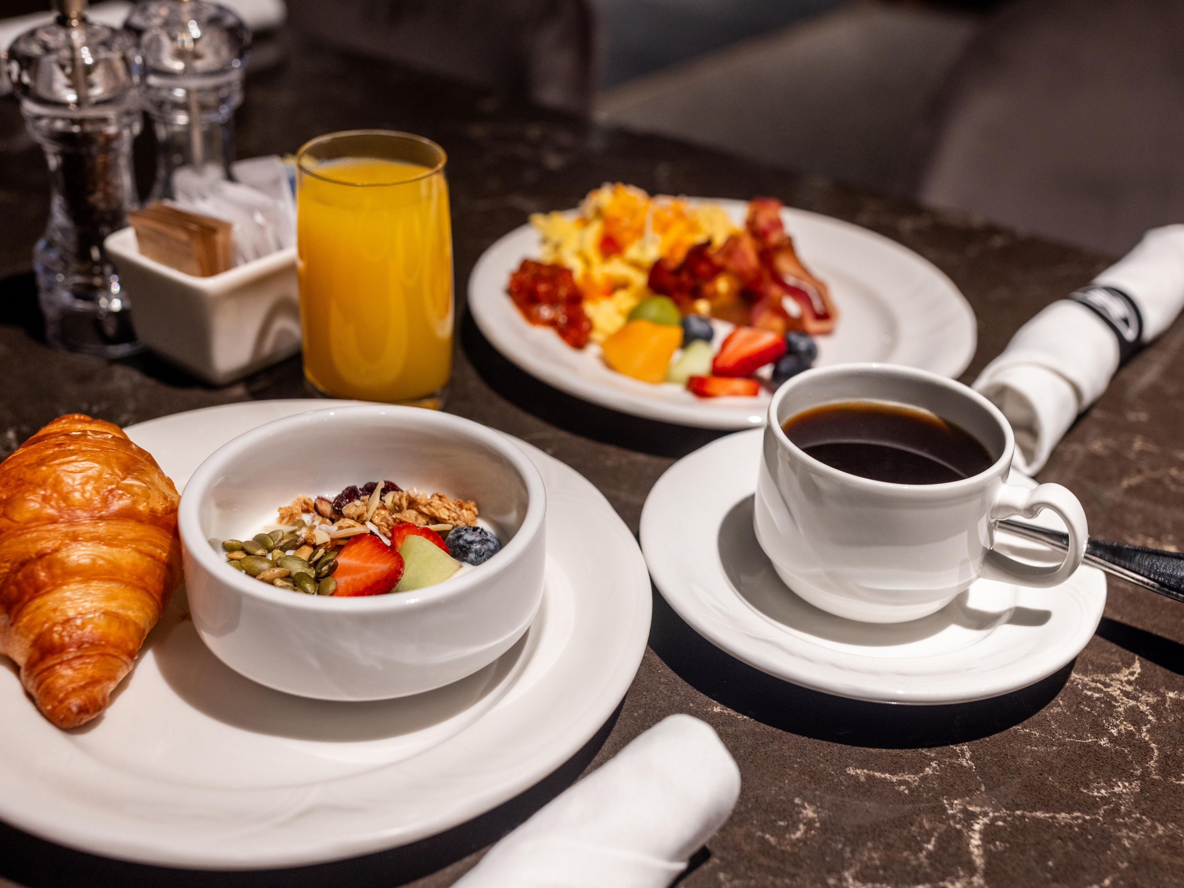 Start your day right with a delicious breakfast at our hotel in Moncton. We have options to suit every preference! Enjoy a breakfast buffet filled with fresh and diverse selections, or choose from our à la carte menu. Served daily from 6:30 AM to 10:30 AM. For added convenience, room service is available to deliver breakfast straight to your room!