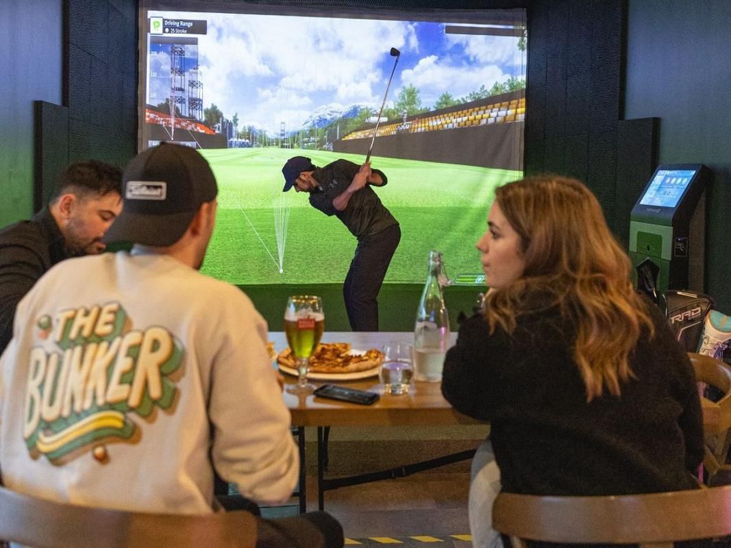 Justo al lado del Crowne Plaza, The Bunker Golf Bar & Lounge es el lugar perfecto para divertirse y relajarse. Ya sea que esté practicando su swing en los simuladores o disfrutando de bebidas artesanales y bocados sabrosos, es un excelente lugar para relajarse después de un día en Moncton. Ideal para una escapada rápida o un lugar de reunión animado, ¡The Bunker tiene algo para todos!