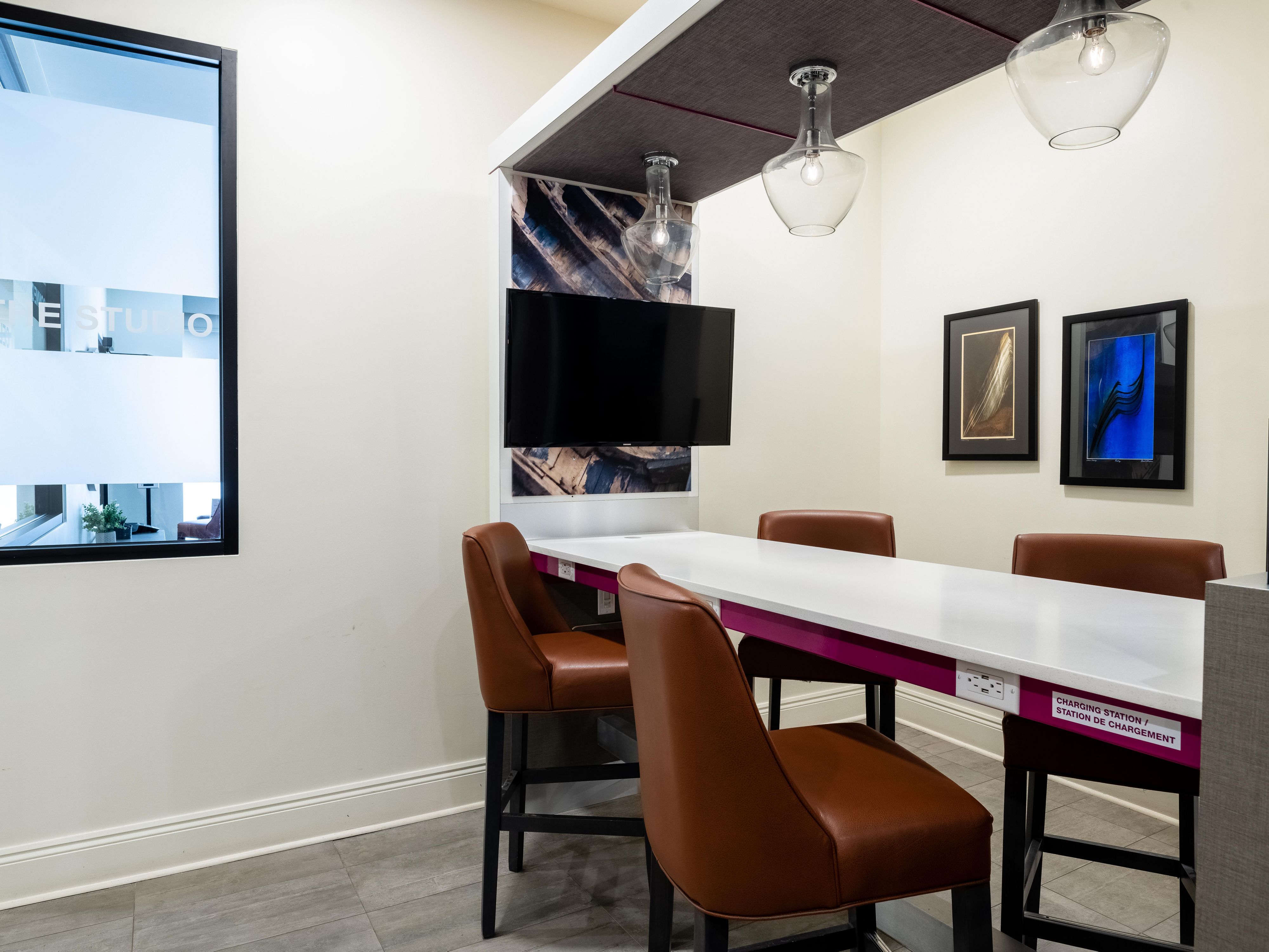 هل أنت على الطريق دائمًا وتحتاج إلى تغيير في المشهد؟ هل سئمت التواجد في غرفتك؟ تم تصميم مساحات العمل في بهو فندق مونكتون للمسافرين الذين يوازنون بين العمل والترفيه. بفضل المقاعد المريحة والواي فاي عالي السرعة ومنافذ الشحن المريحة ، فهو مثالي للعمل عن بُعد أو متابعة رسائل البريد الإلكتروني - وعلى بعد خطوات فقط من المرطبات!