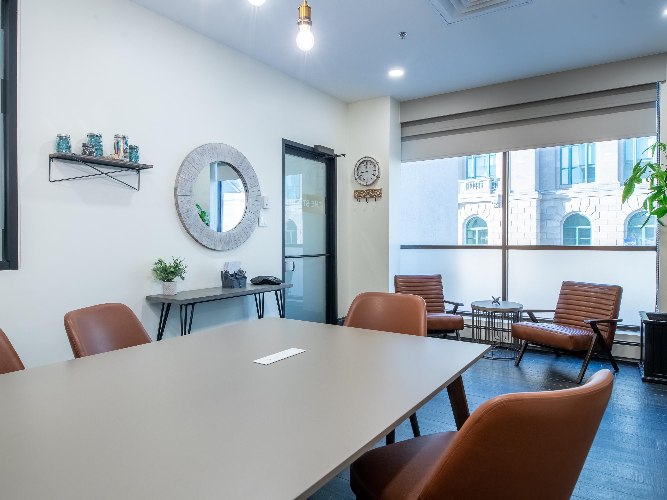 ارفع مستوى اجتماعك التالي في كراون بلازا مونكتون ، حيث تمتزج المساحات الحديثة بالمأكولات الاستثنائية. من جلسات العصف الذهني في الصباح الباكر إلى وجبات الغداء والمؤتمرات الأنيقة ، سنساعدك في إنشاء تجارب لا تُنسى تترك انطباعًا دائمًا. مهما كانت أجندتك ، فلدينا كل ما تحتاجه لضمان نجاحها!