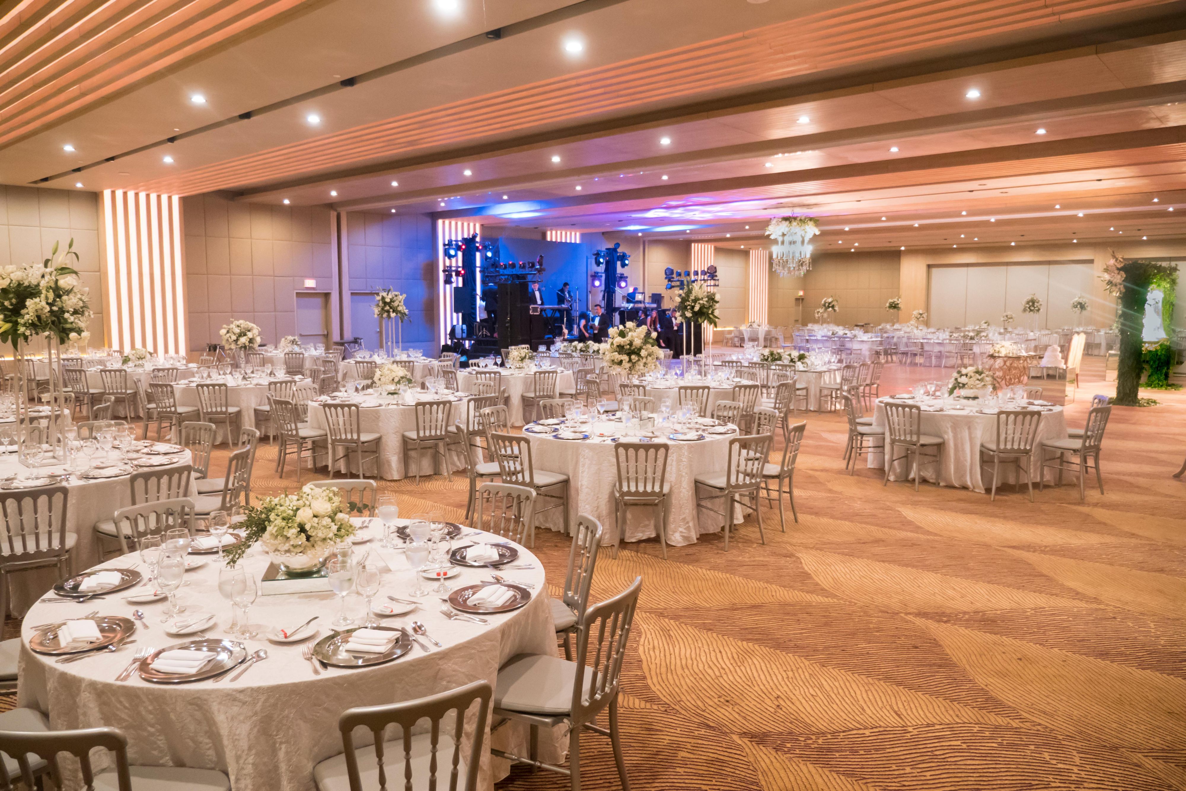 Let us take care of you and your event at Crowne Plaza Monterrey.