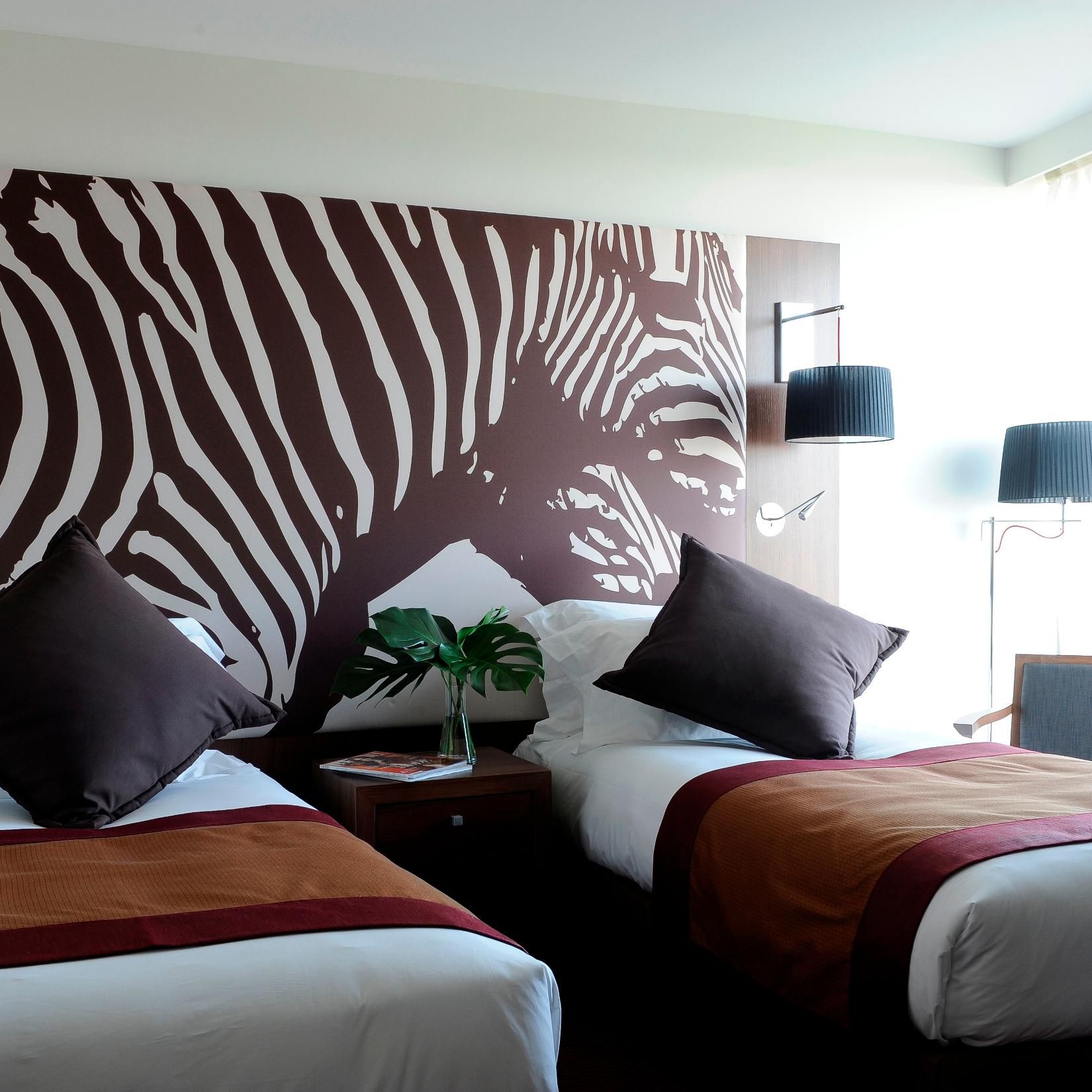 Luxe kamer met twee eenpersoonsbedden, in Afrikaanse stijl