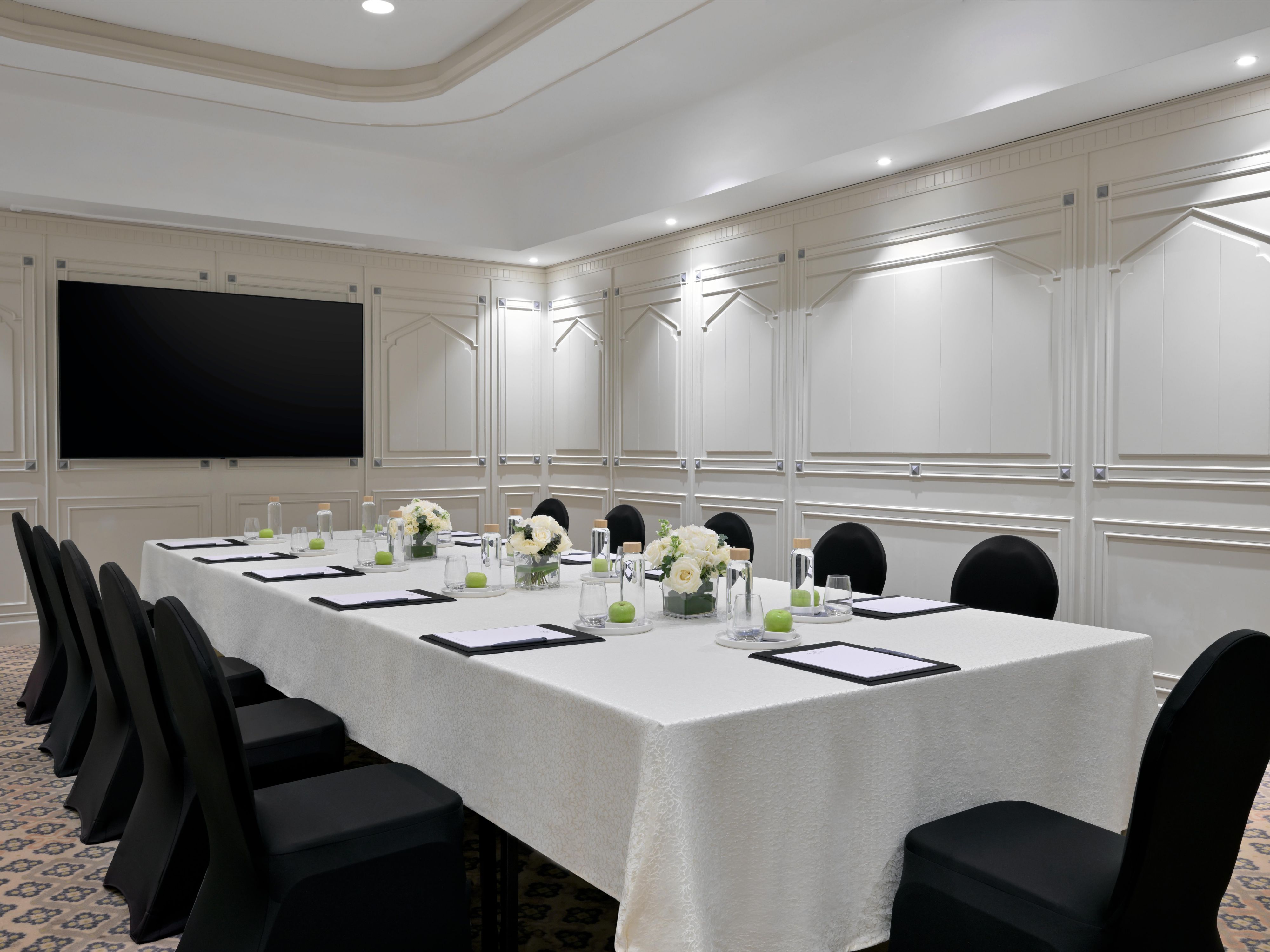 Al Khanjar, fully equipped for perfect strategic meetings.