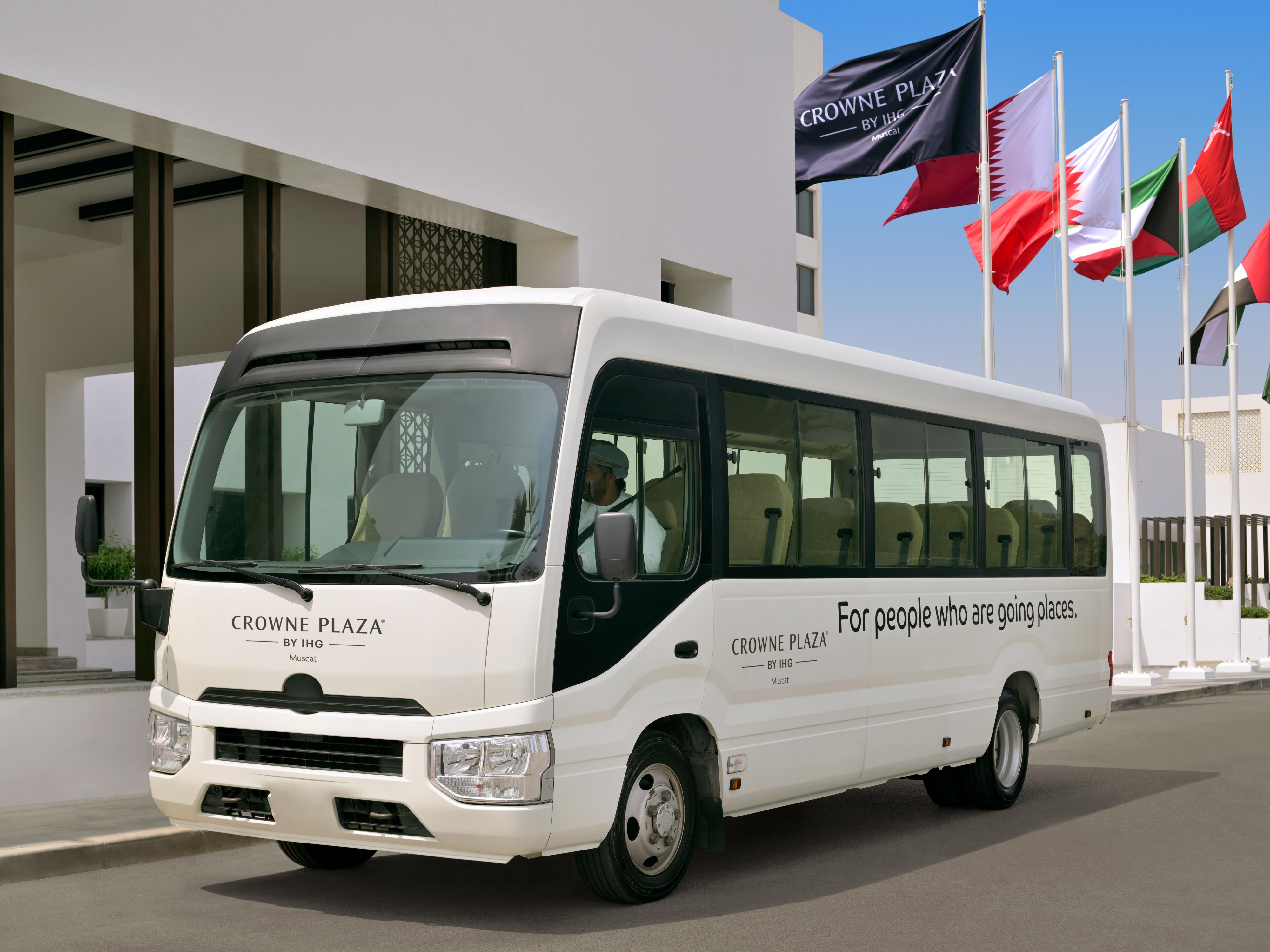 استفد إلى أقصى حد من إقامتك في مسقط مع خدمة النقل اليومية المجانية التي يوفرها فندق كراون بلازا مسقط. تأخذك حافلتنا الصغيرة إلى بعض من أشهر المعالم السياحية في المدينة: جامع السلطان قابوس الأكبر، أكبر مسجد في سلطنة عُمان؛ سوق مطرح التقليدي الصاخب؛ ومول عمان الذي يضم خيارات عديدة من المحلات التجارية والمطاعم.