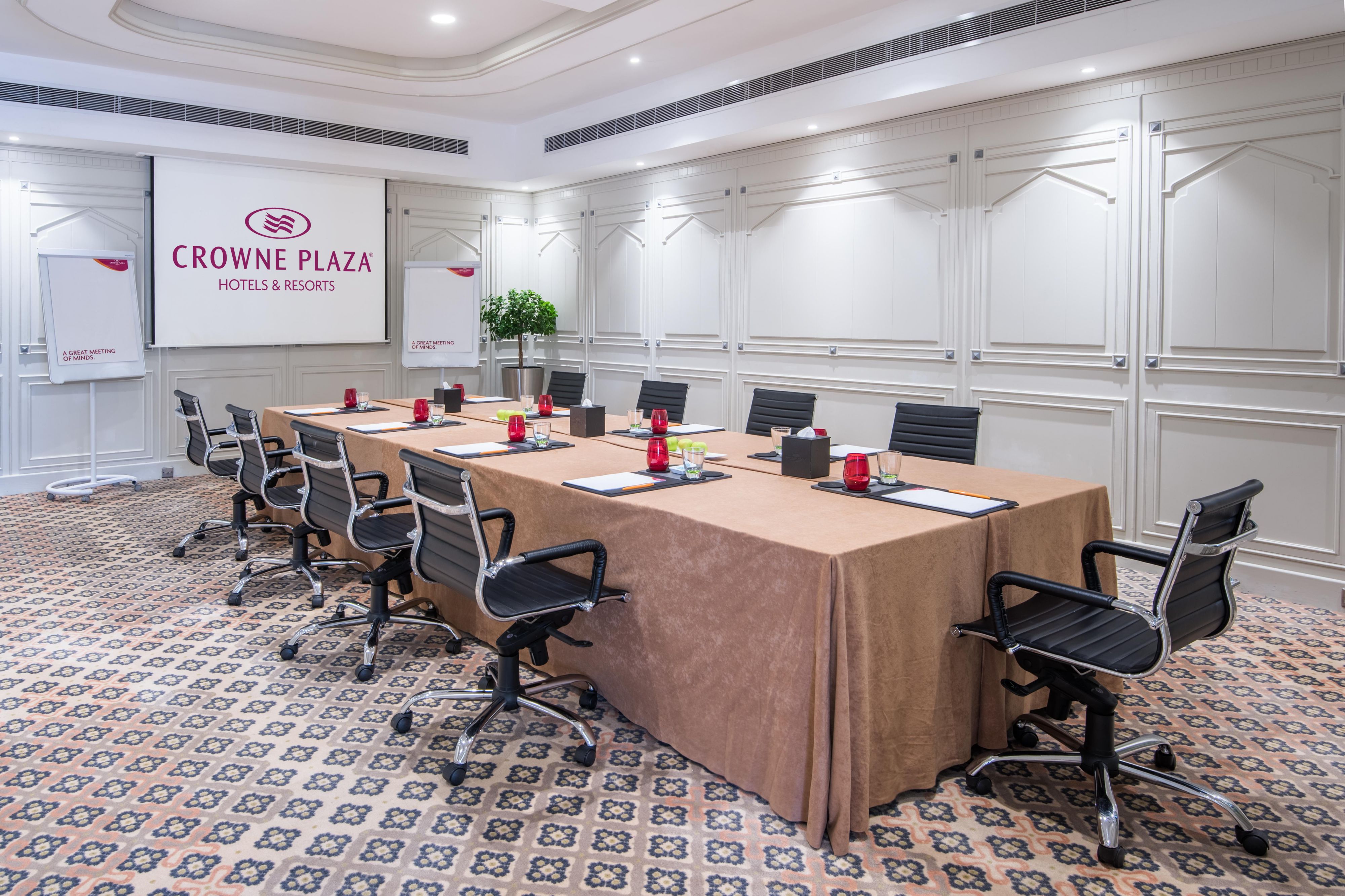 Al Khanjar is the perfect venue for small meetings