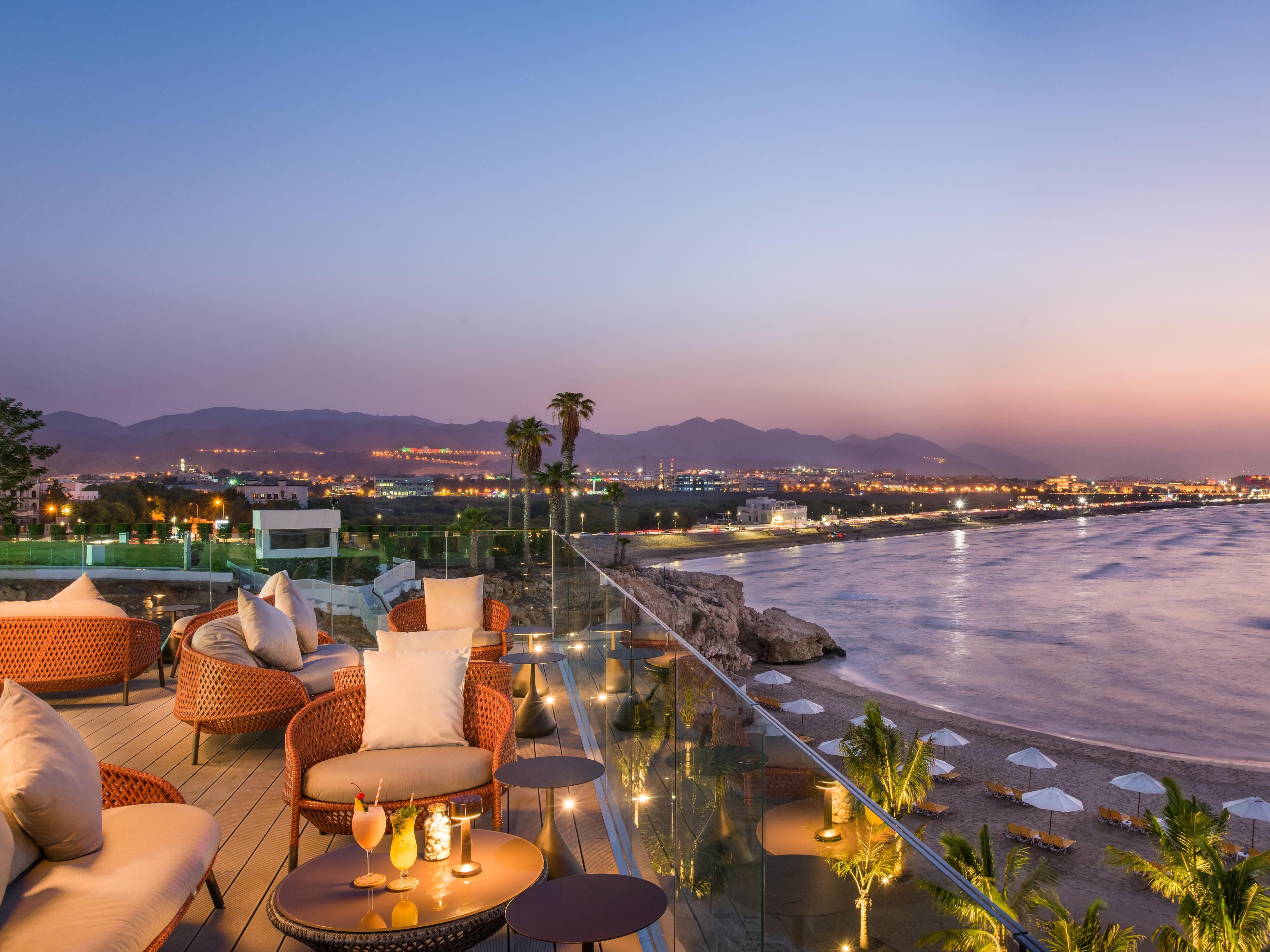 The hotel offers a unique sunset experience which is unparalleled anywhere in Oman. Treat yourself to a refreshing sundowner while perched on the cliff top overlooking our private beach.
