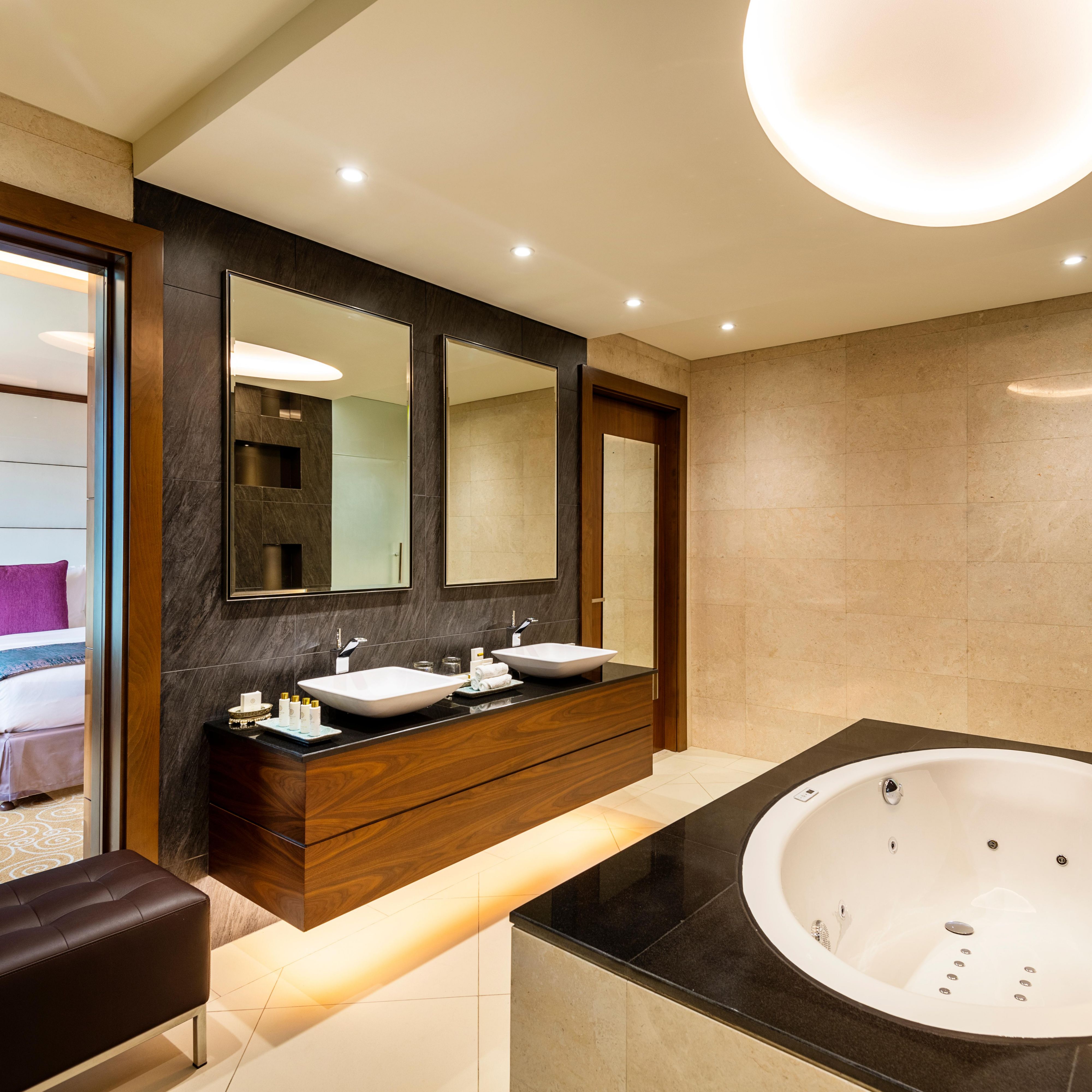 Take a break and enjoy a bath in Diplomatic Suite´s bathroom