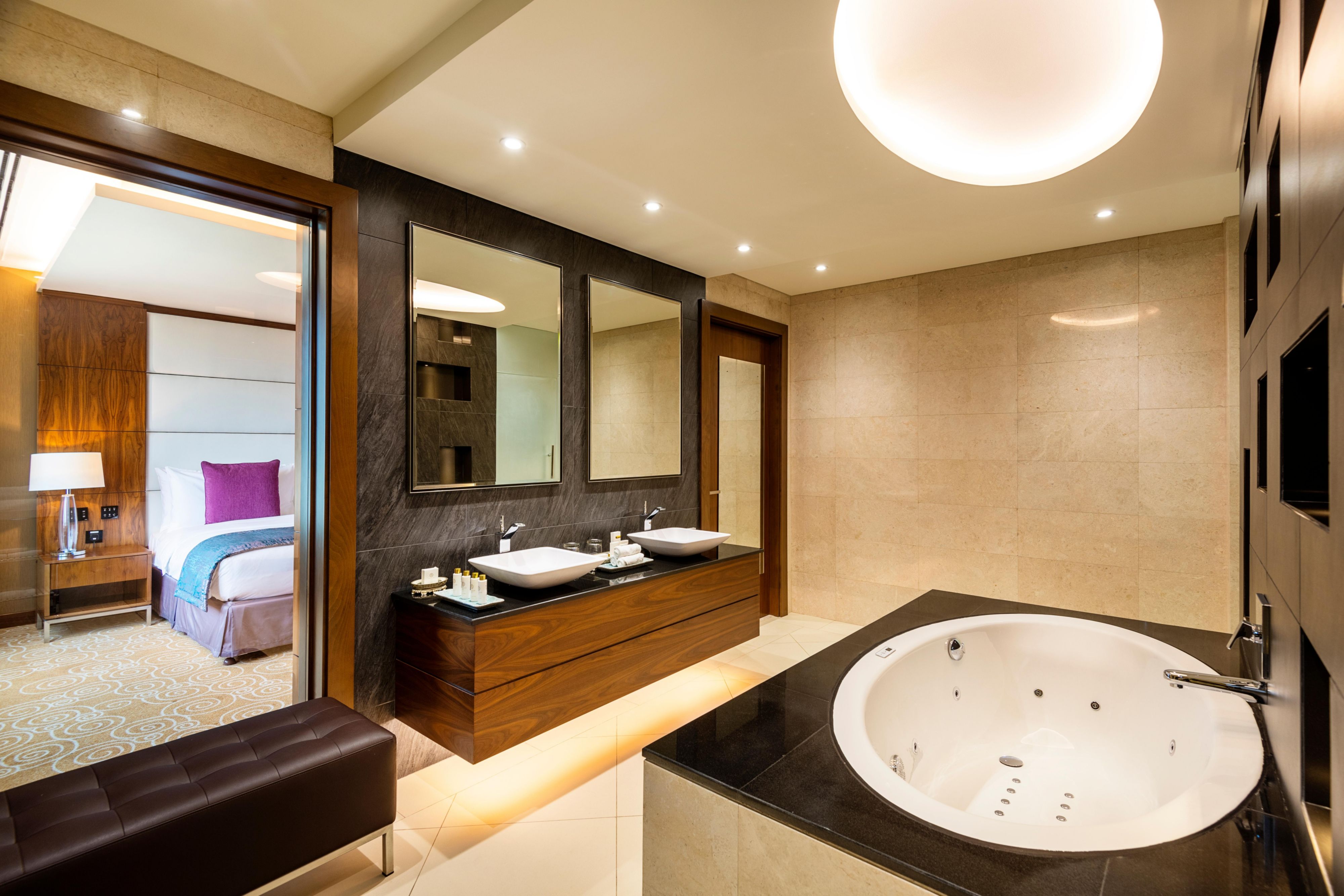 Take a break and enjoy a bath in Diplomatic Suite´s bathroom