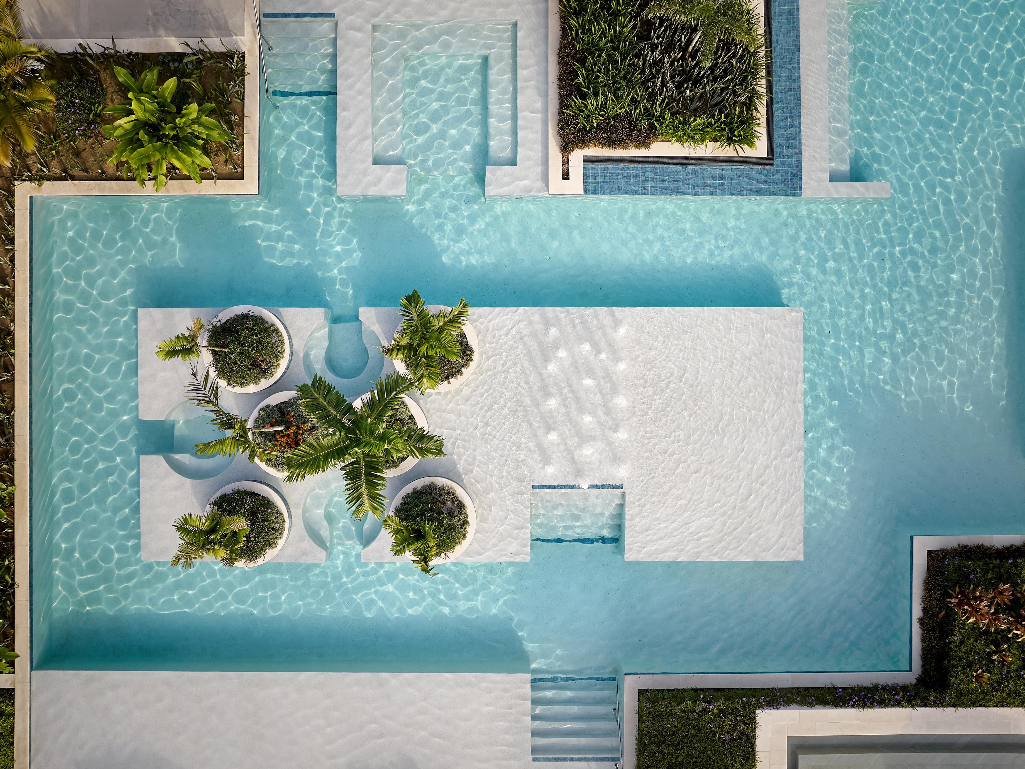 استمتع بأشعة الشمس ، وارتشف الكوكتيلات المنعشة ، واستمتع بيوم كامل من الاسترخاء الاستوائي مع تذكرة المسبح الحصرية.