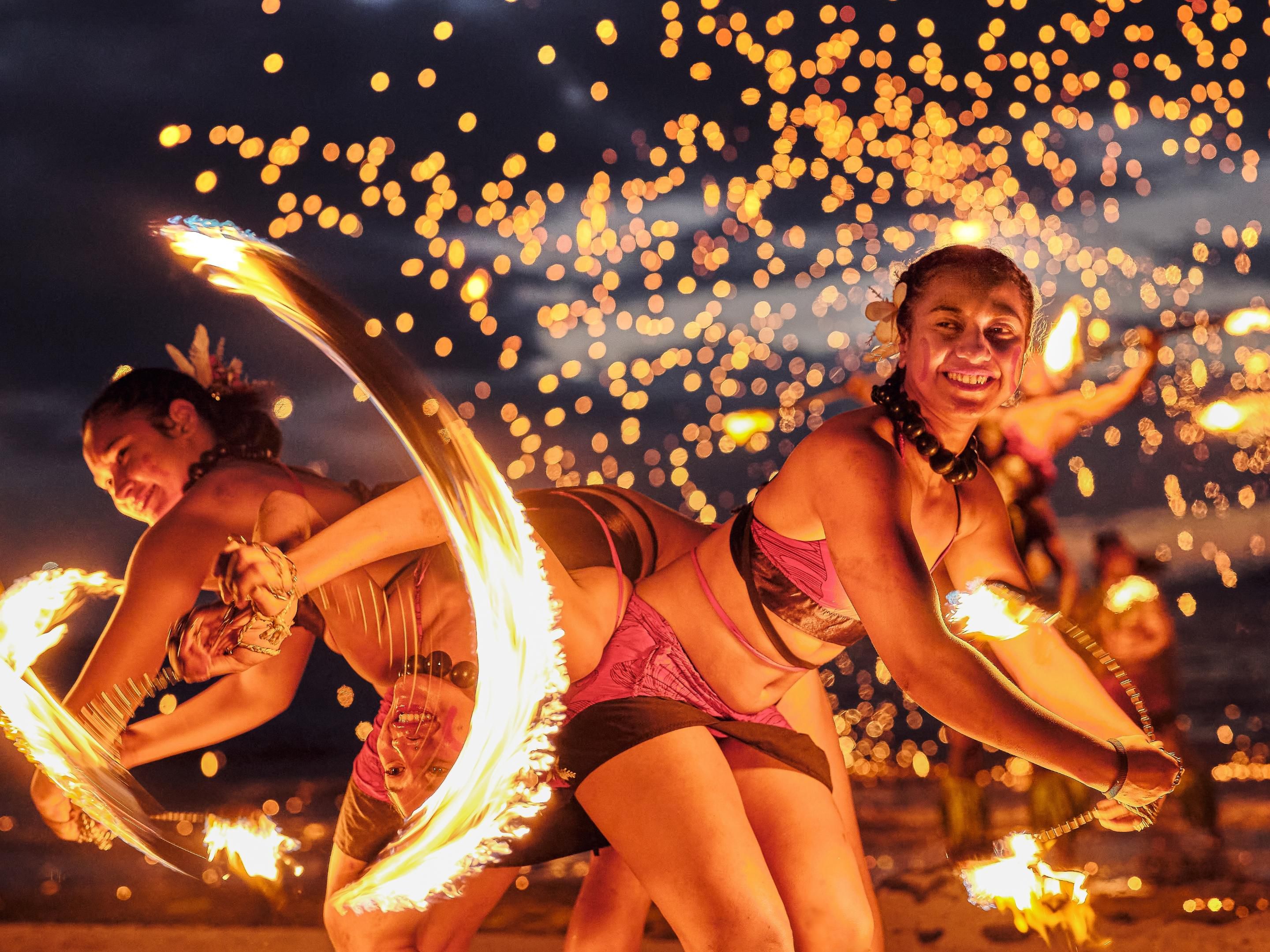 انطلق إلى أرض العجائب الاستوائية لقضاء العطلات في منتجع وسبا كراون بلازا فيجي نادي باي ، حيث ينبض موسم الأعياد بالحياة بأناقة. من الزخارف المتلألئة والأعياد الموسمية إلى الكوكتيلات المميزة على الشاطئ ، تم تصميم كل لحظة لإسعادك.